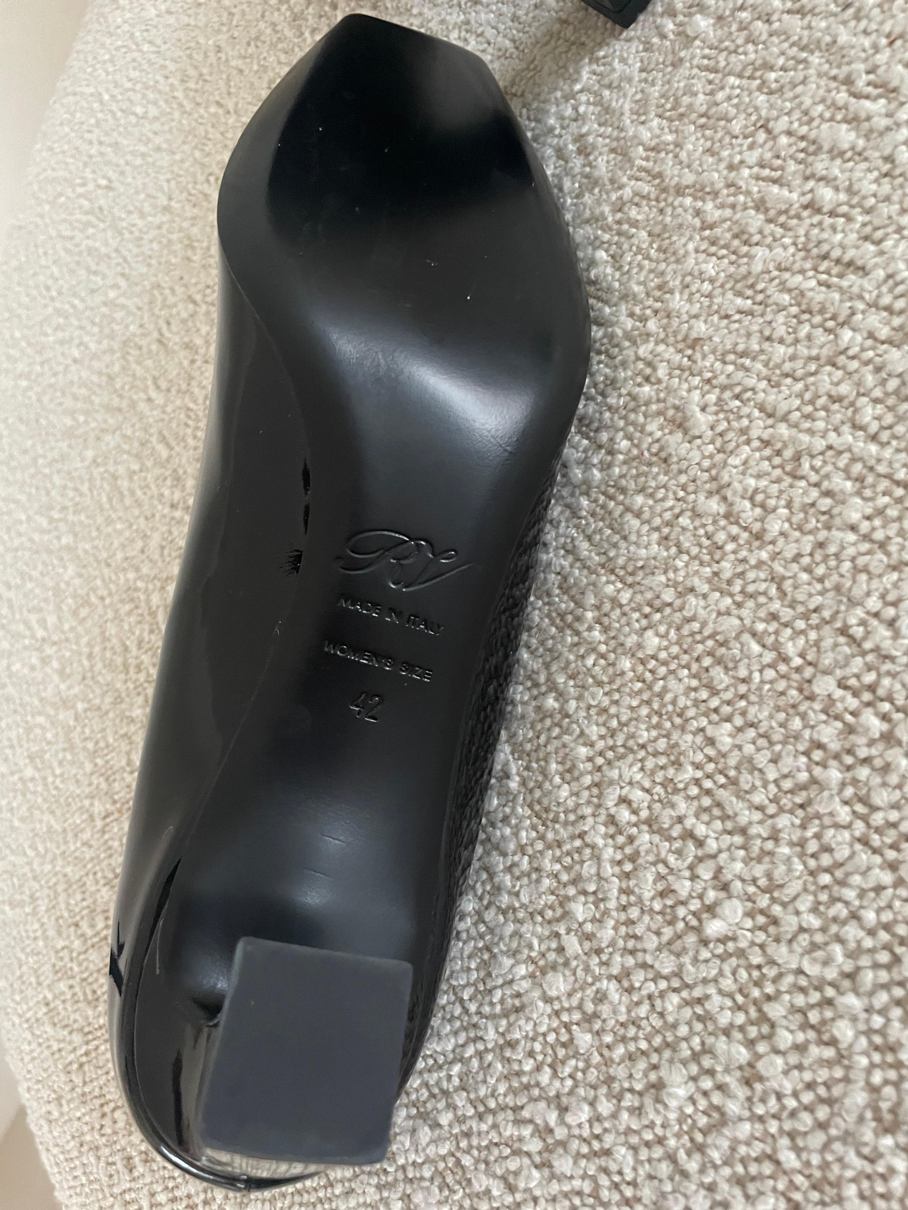 Roger Vivier Paris Escarpins en cuir verni noir avec boucle dorée taille 42 2