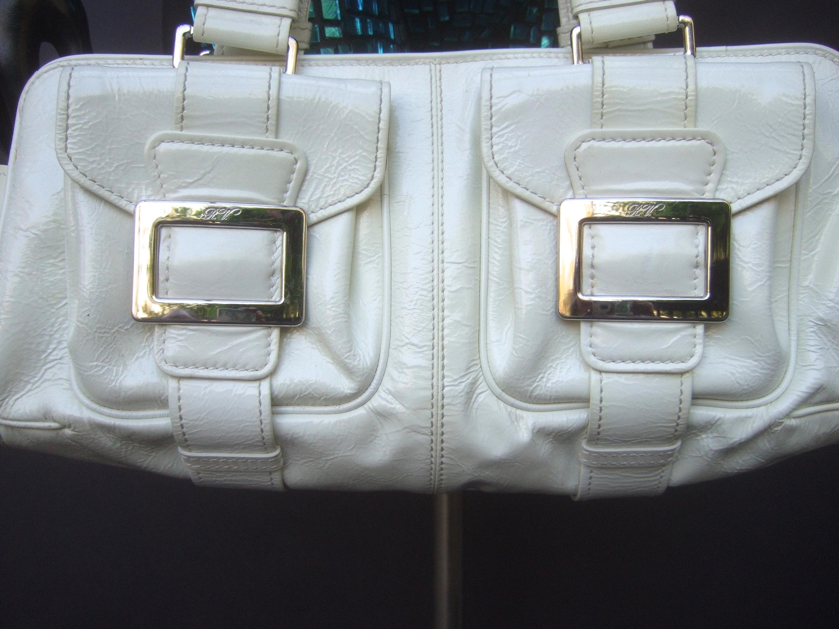 Roger Vivier Paris Weißes Lackleder Chromschnalle Italienische Handtasche c 1990s im Zustand „Relativ gut“ im Angebot in University City, MO