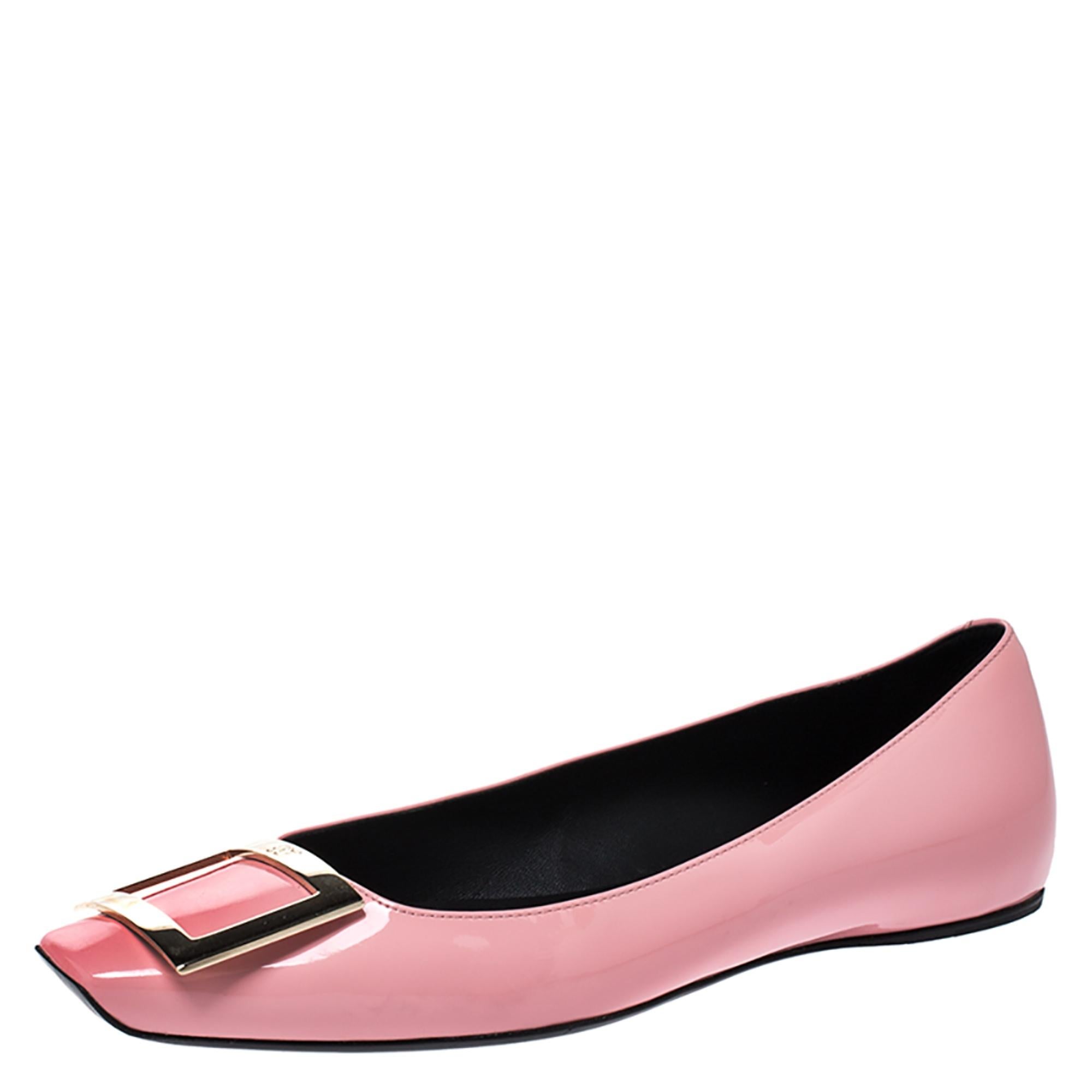 Estas bailarinas de Roger Vivier son cómodas y elegantes. Están fabricadas en charol y diseñadas con puntera cuadrada y detalles de hebilla en la parte superior. Las bailarinas rosas pueden combinarse con atuendos formales e informales.

Incluye: