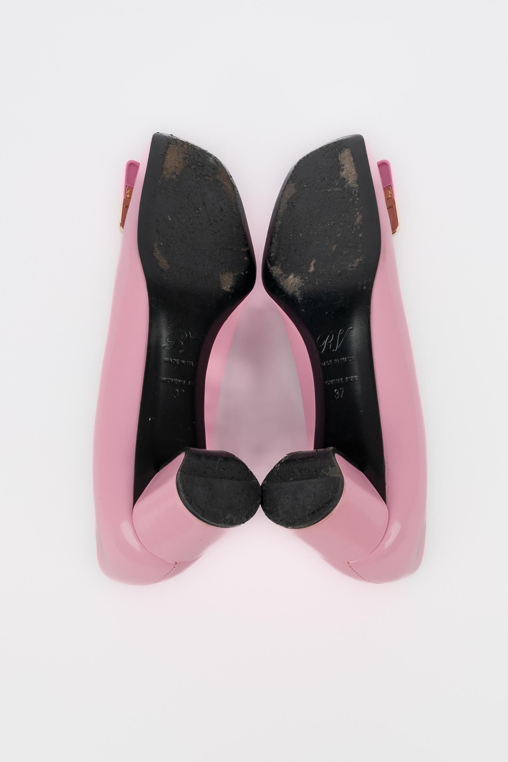 ROGER VIVIER - (Made in italy) Scarpe in pelle rosa con metallo dorato.

Condizioni:
Buono stato

Dimensioni:
Taglia 37

SKU:CH79