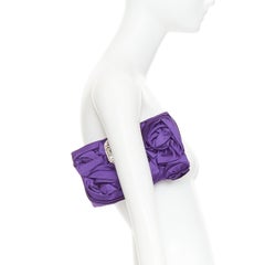 Bolso de mano de Roger Vivier en satén morado con apliques de volantes en forma de rosa en 3D y hebilla de cristal
