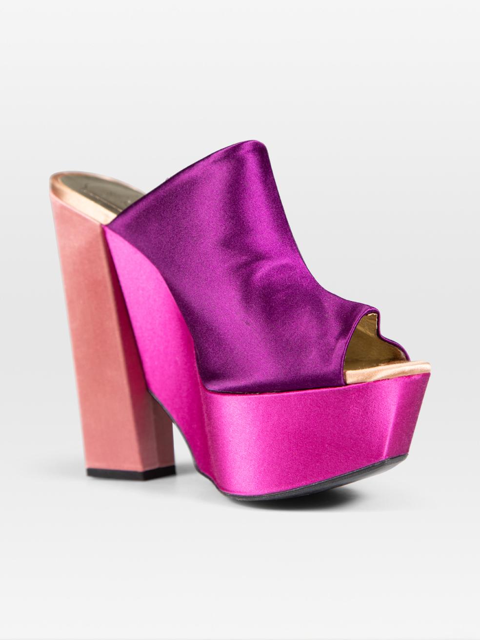L'ÉTAT est bon. Les talons présentent une légère usure. Légers signes d'usure sur les talons, les orteils et les côtés des deux chaussures où l'on peut voir des abrasions et des décolorations. Il y a quelques marques de colle à l'intérieur de la