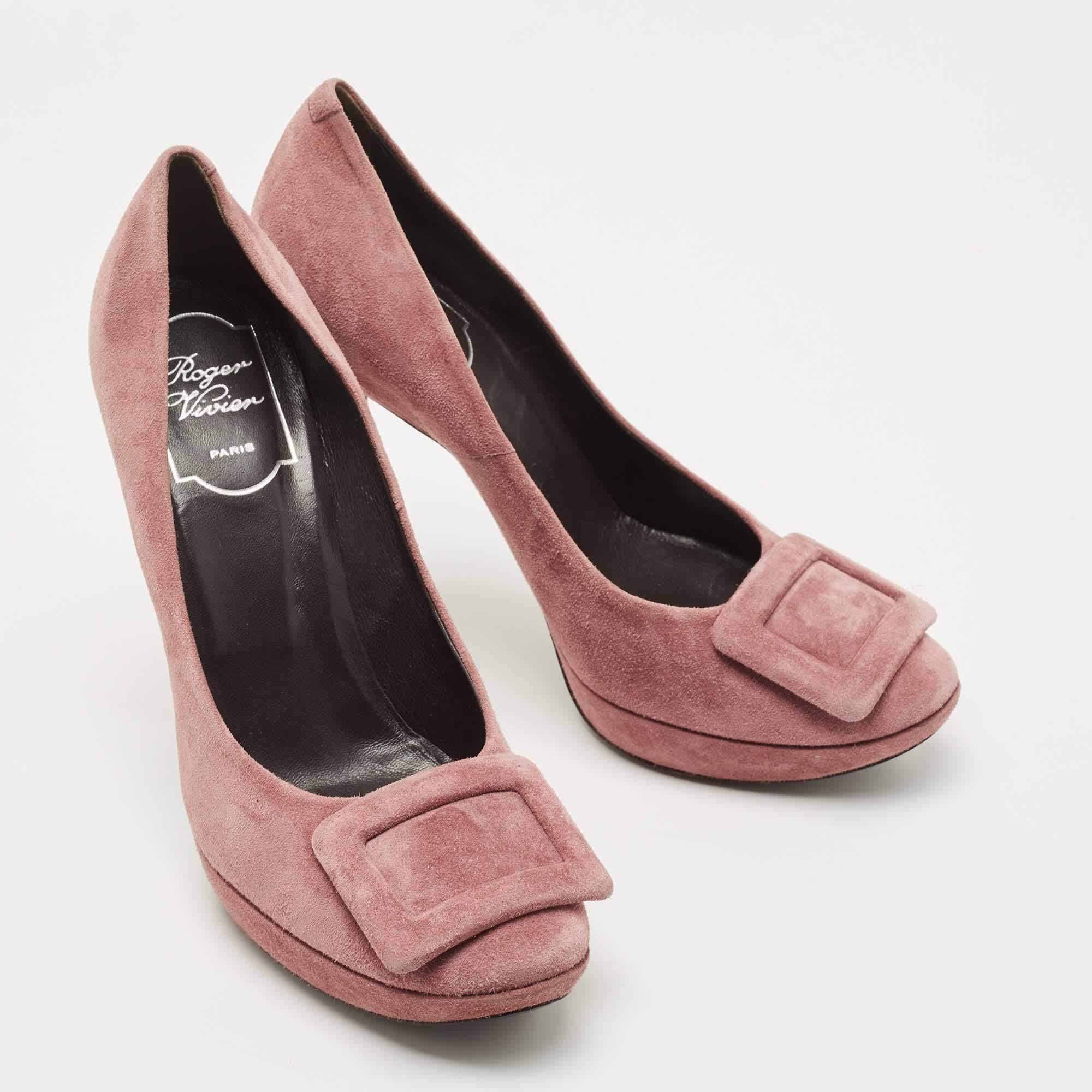 Roger Vivier escarpins à plateforme en daim violet à boucle, taille 37 Bon état - En vente à Dubai, Al Qouz 2