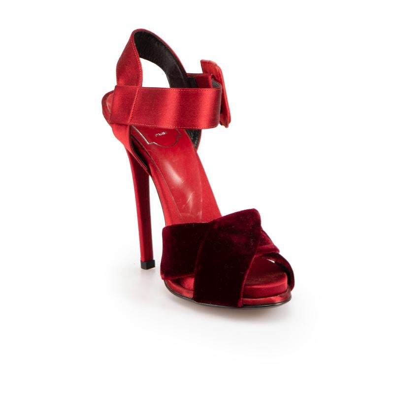 CONDITION is Very good. Hardly any visible wear to shoes is evident on this used Roger Vivier¬†designer resale item. 
 
Details
Red
Satin
Heeled sandals
Velvet front panel
Peep toe
Adjustable ankle strap
High heeled

Made in Italy
