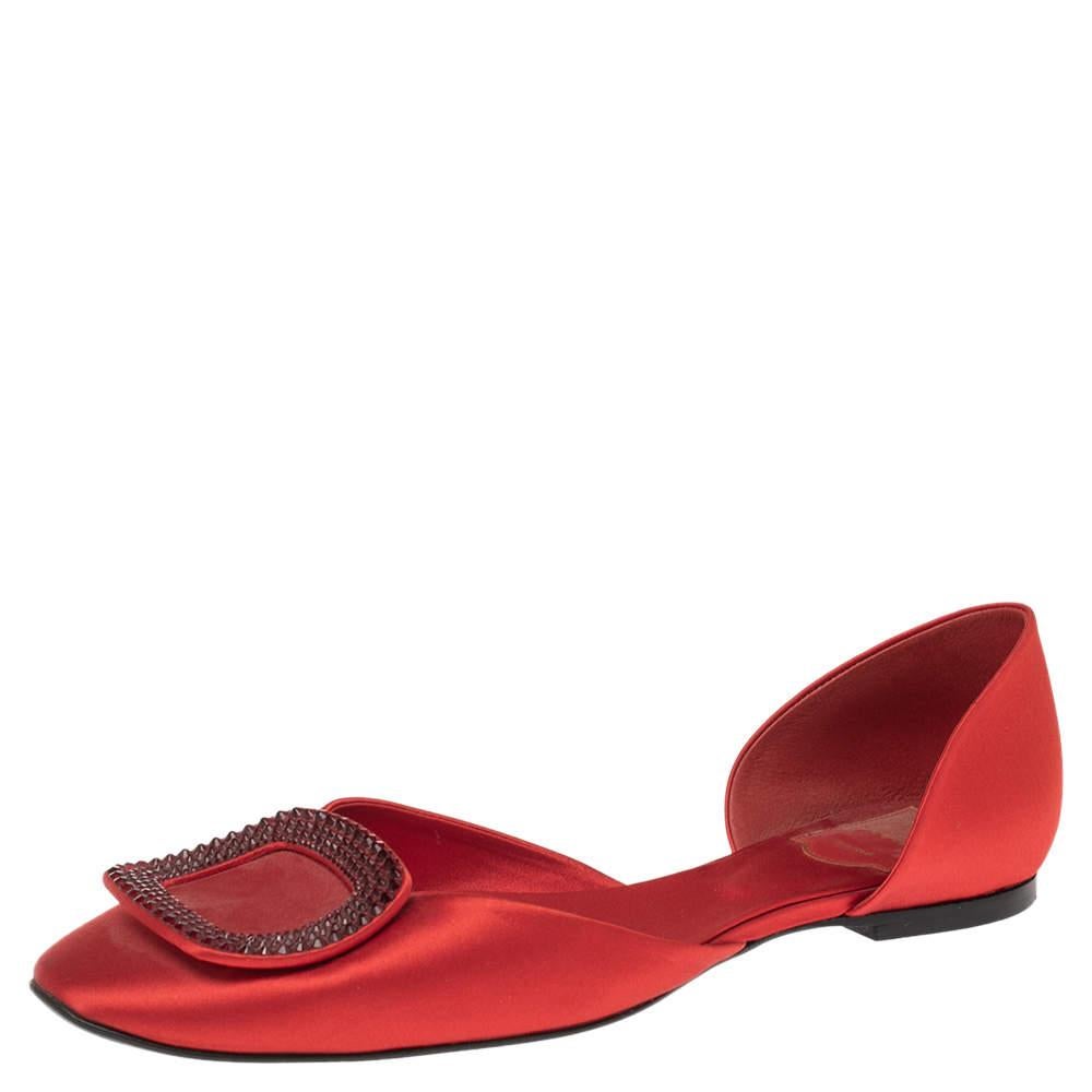 These satin flats are a must-have in your footwear collection. They are designed in a D'orsay style with buckle detail on the vamps. Amp up your style quotient as you glam up your casual outfit with these gorgeous flats. These red flats come from