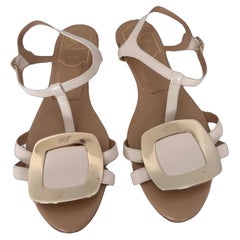 Sandalias con hebilla cuadrada de la firma Roger Vivier en color crema