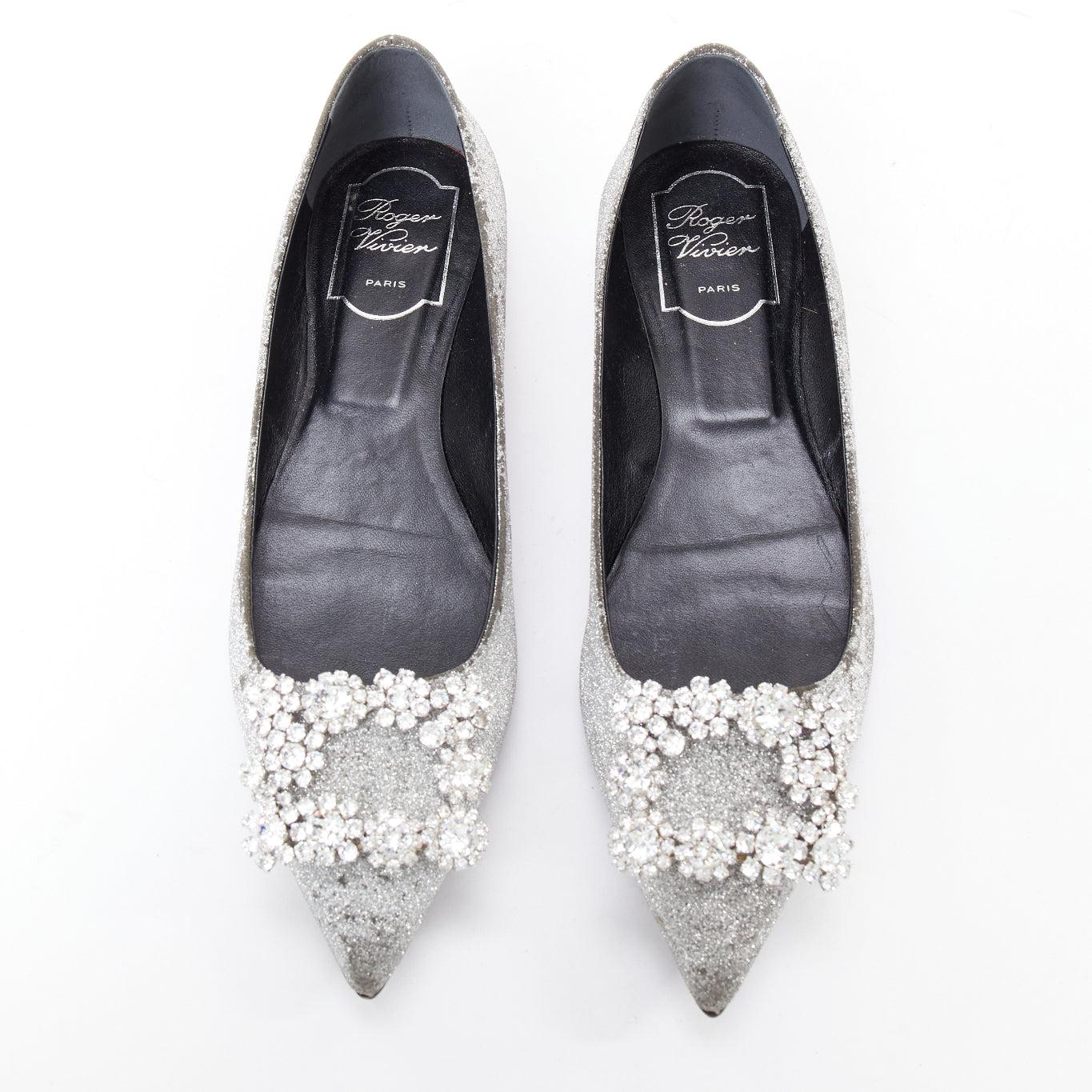 ROGER VIVIER silberne Glitzer-Kristall-Schnalle spitze Zehe Ballerina Wohnungen EU37
Referenz: GEGG/A00224
Marke: Roger Vivier
MATERIAL: Stoff
Farbe: Silber
Muster: Solide
Verschluss: Slip On
Innenfutter: Schwarzes Leder
Zusätzliche Details:
