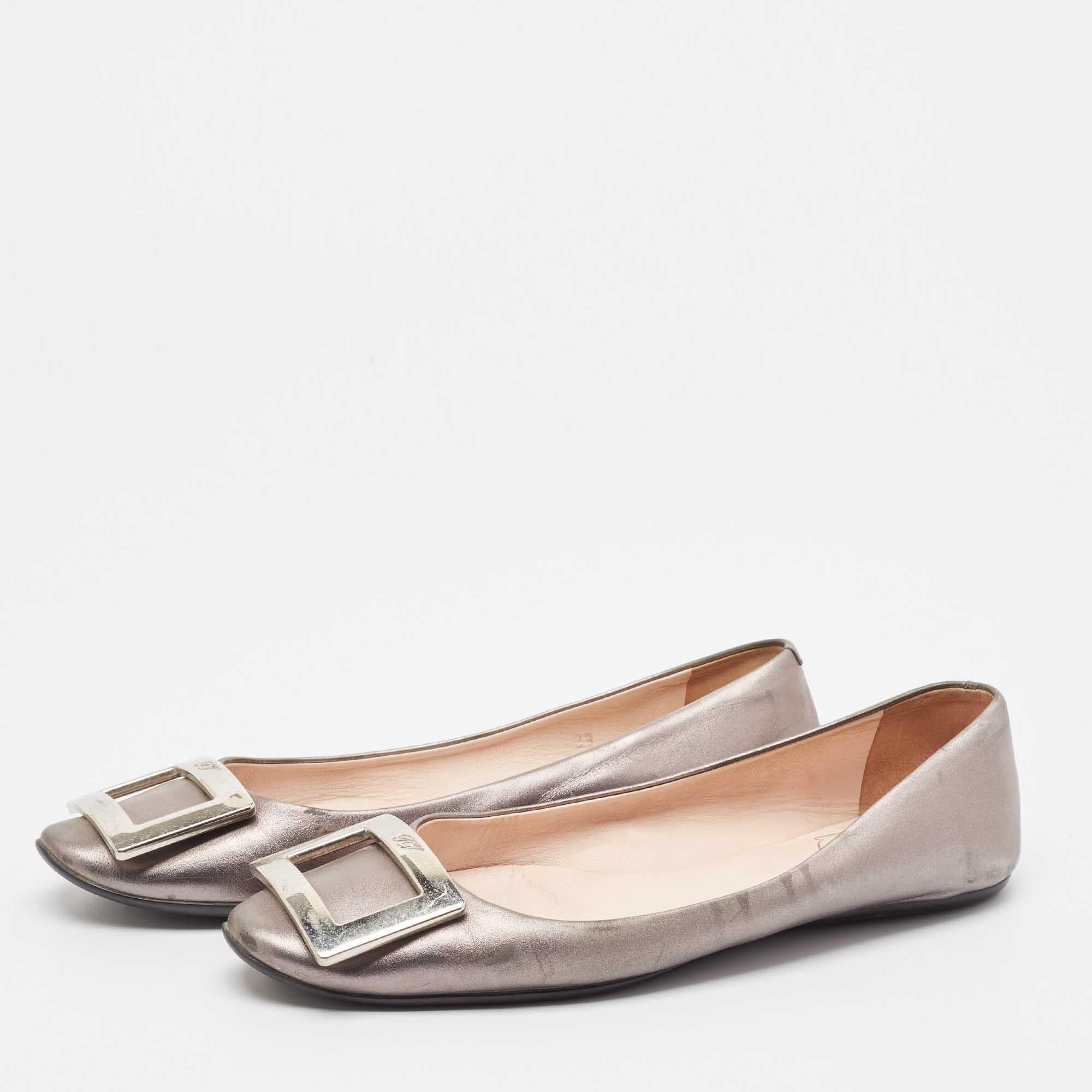 Defined by comfort and effortless style no wardrobe is ever complete without a pair of chic ballet flats. This pair is lovely to look at and is equipped with elements like a comfortable insole and a durable sole.