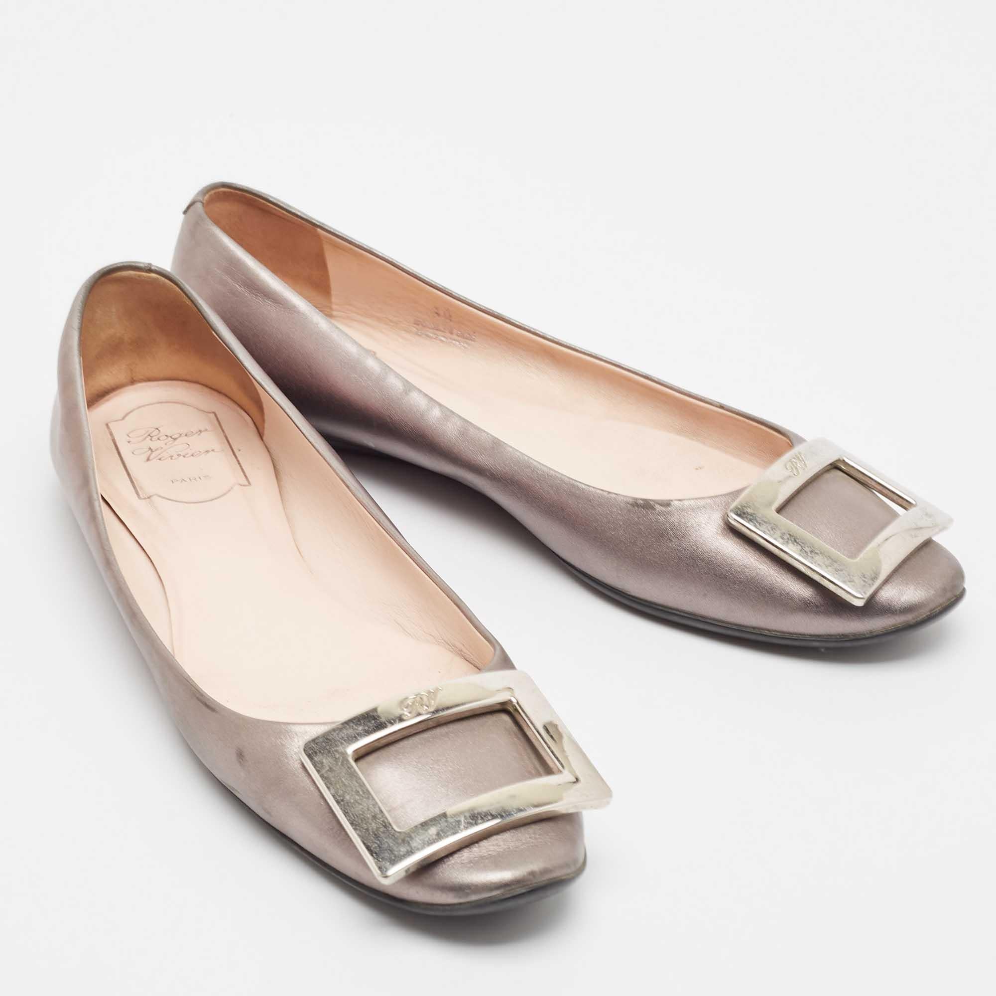 Roger Vivier Silver Leather Gommette Ballet Flats Size 39 In Fair Condition For Sale In Dubai, Al Qouz 2