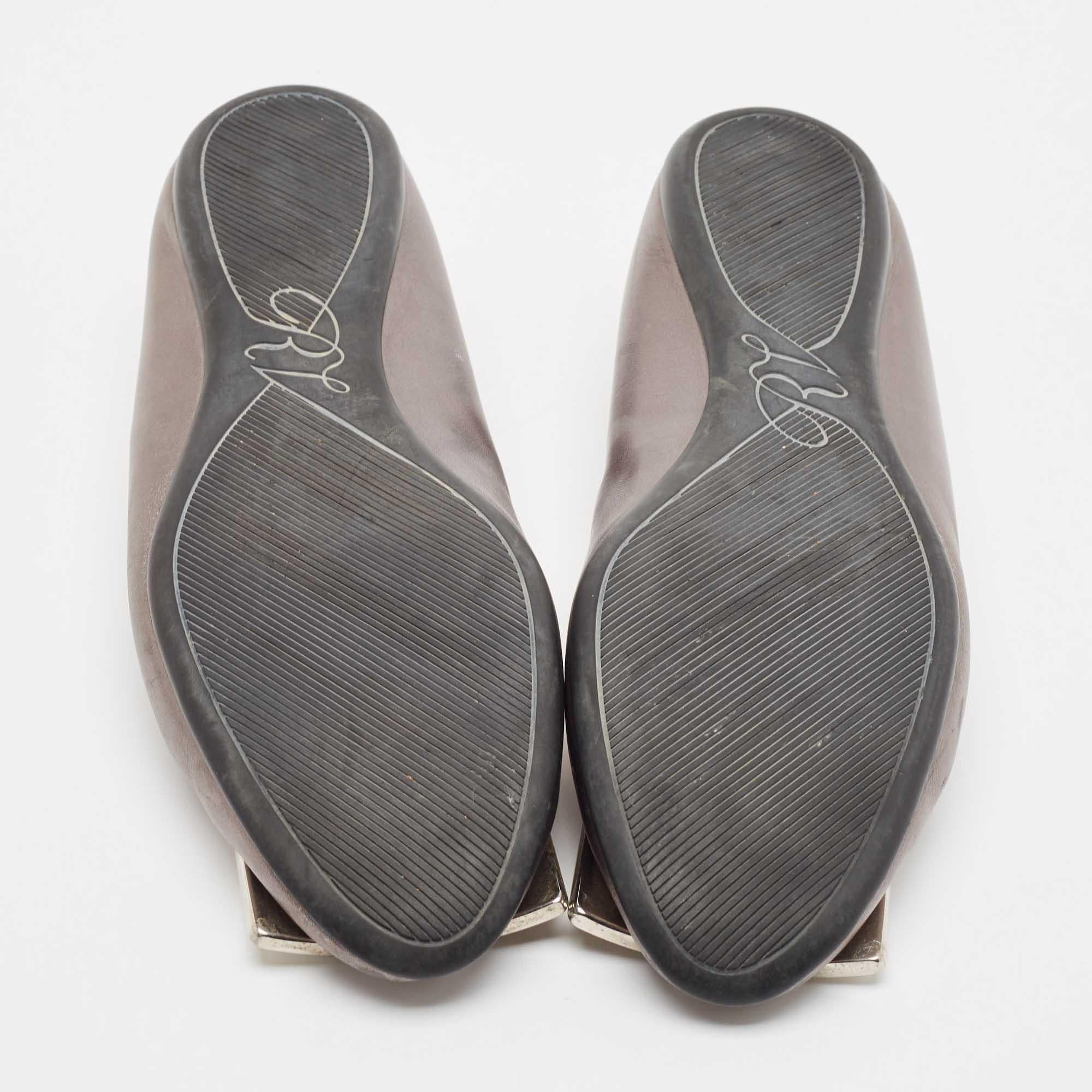 Roger Vivier Silver Leather Gommette Ballet Flats Size 39 For Sale 1