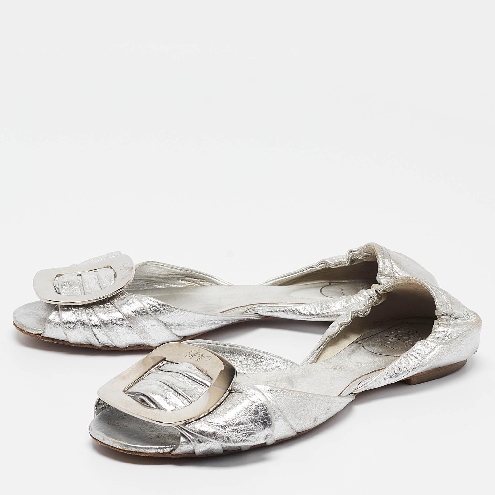 Defined by comfort and effortless style no wardrobe is ever complete without a pair of chic ballet flats. This pair is lovely to look at and is equipped with elements like a comfortable insole and a durable sole.