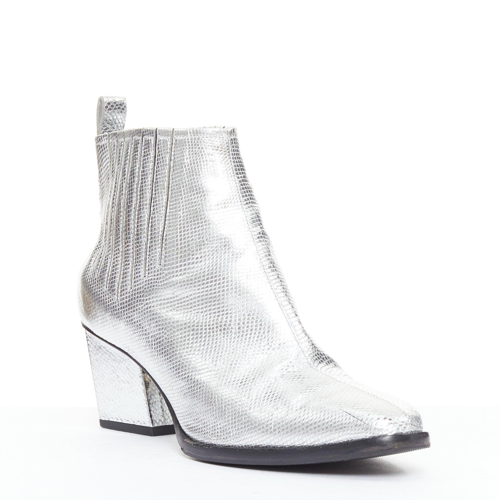 ROGER VIVIER Silver texture cuir talon bloc incliné western booties EU37
Référence : NKLL/A00474
Marque : Roger Vivier
MATERIAL : Cuir
Couleur : Argent
Motif : Solide
Fermeture : élastique
Doublure : Tissu noir
Détails supplémentaires : Talons en