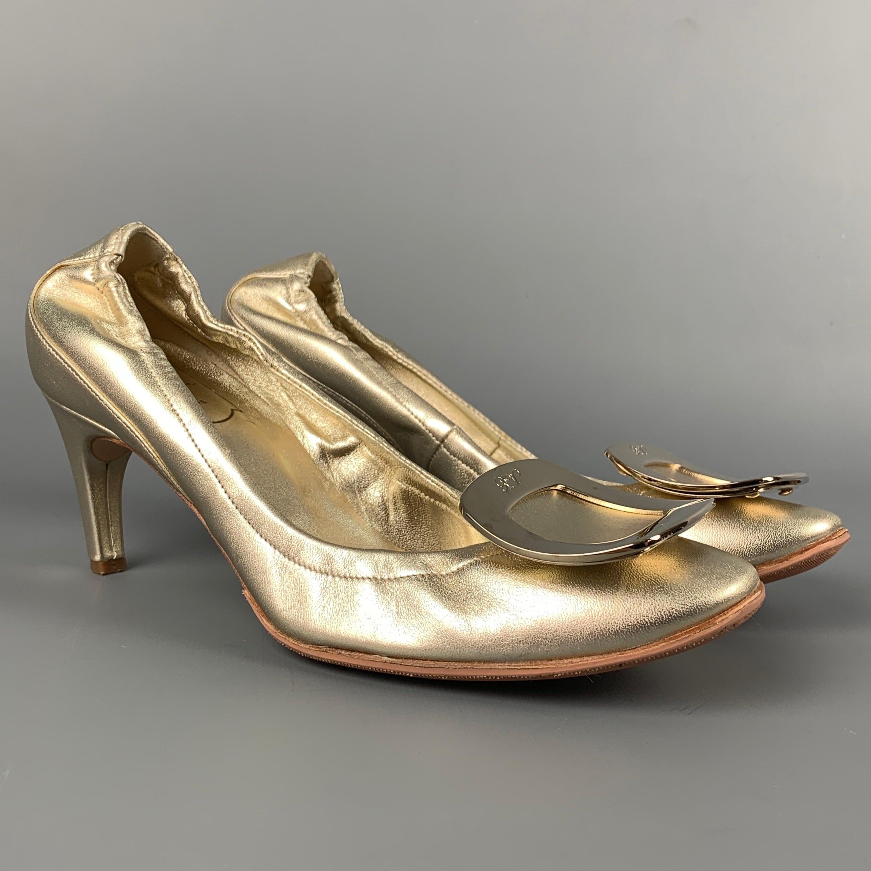 ROGER VIVIER pumps comes in a gold tone leather featuring a signature buckle detail and a curved heel. Made in Italy.Good
Pre-Owned Condition. 

Marked:   36 

Measurements: 
  Heel: 2.5 inches 
  
  
 
Reference: 111819
Category: Pumps
More