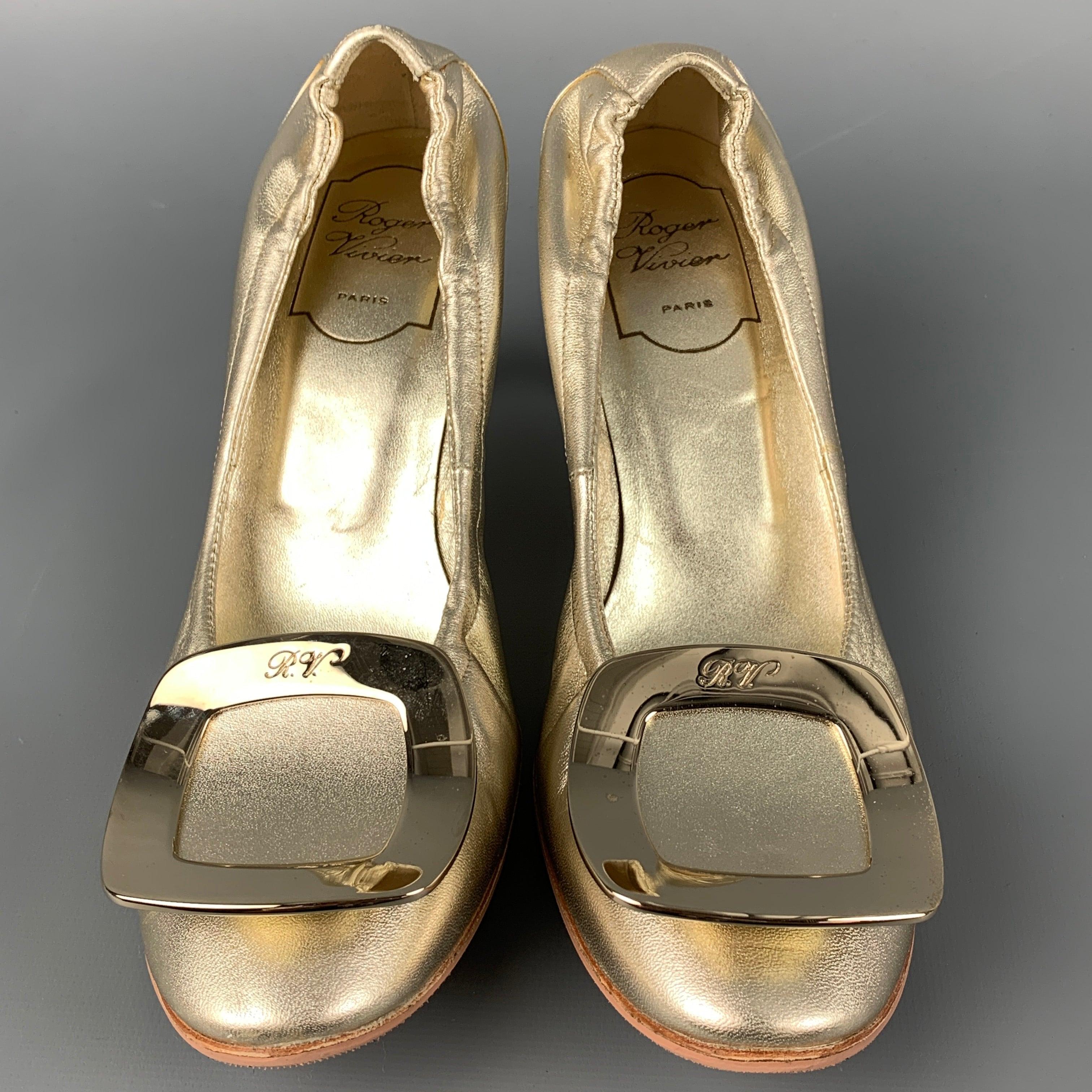 ROGER VIVIER Size 6 Gold Leather Pumps In Good Condition For Sale In San Francisco, CA