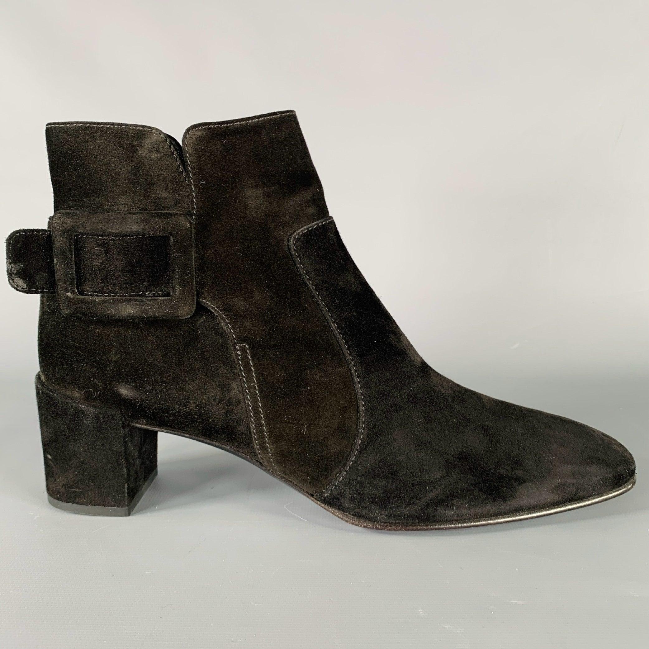 ROGER VIVIER boots
in a black suede fabric featuring side buckle detail, and chunky heel. Made in Italy.Very Good Pre-Owned Condition. Minor signs of wear. 

Marked:   39 

Measurements: 
  Length: 10.25 inches Width: 3 inches Height: 6.25 inches 
