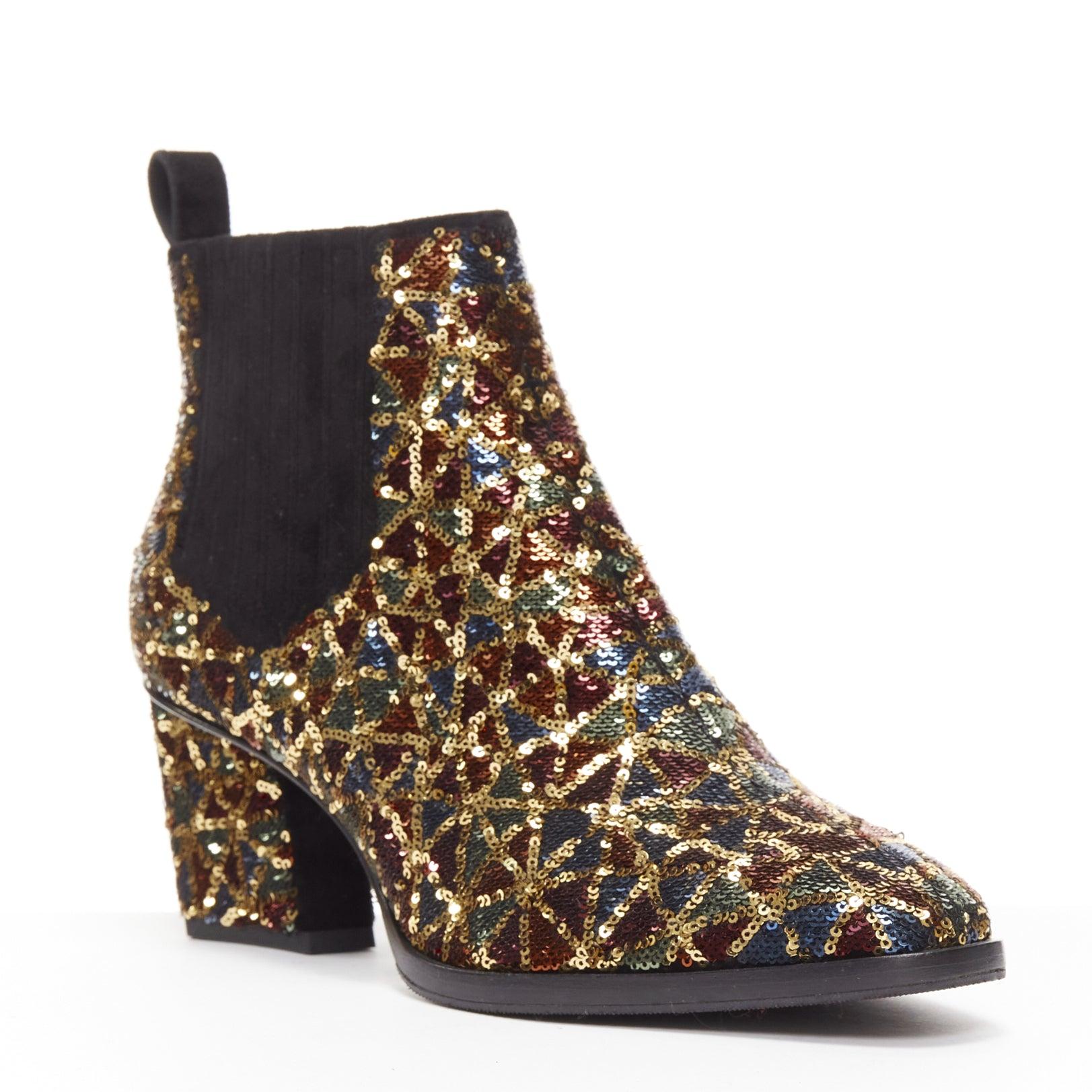 ROGER VIVIER Skyscraper gold geometric sequins block heel ankle boot EU37
Reference: NKLL/A00115
Brand: Roger Vivier
Model: Skyscraper
Material: Leather
Color: Gold
Pattern: Geometric
Closure: Stretch Gusset
Lining: Gold Leather
Extra Details: Black