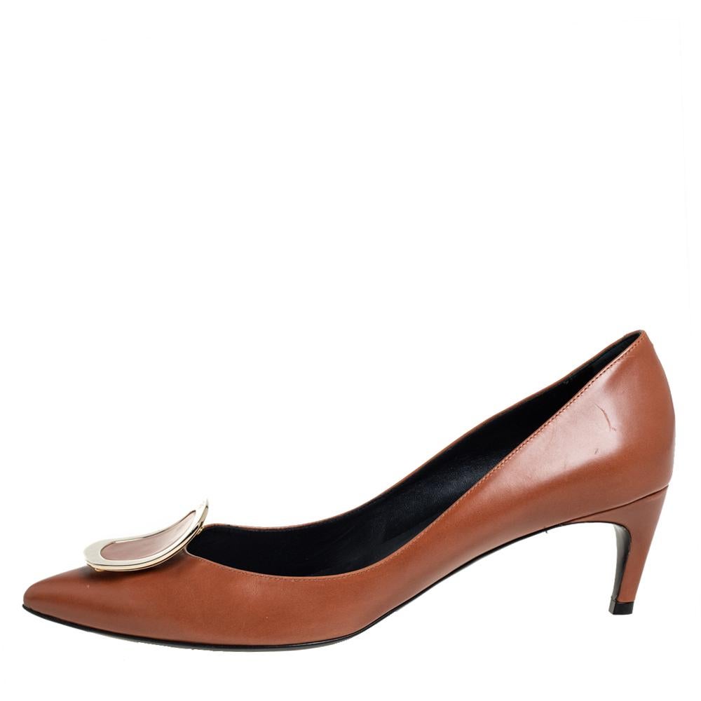 Simplicity and sophistication take center stage in these tan pumps from Roger Vivier! They have been crafted from leather and feature a pointed toe silhouette and the signature accents on the uppers. They come equipped with comfortable leather-lined