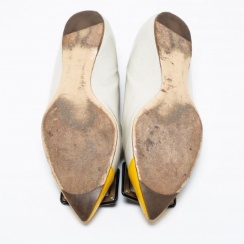 Les ballerines sont le type de chaussures que vous utiliserez sans cesse pour diverses occasions. Ils sont très confortables et élégants et s'adaptent facilement à toutes sortes de tenues. Cette paire Trompette de Roger Vivier devrait donc être