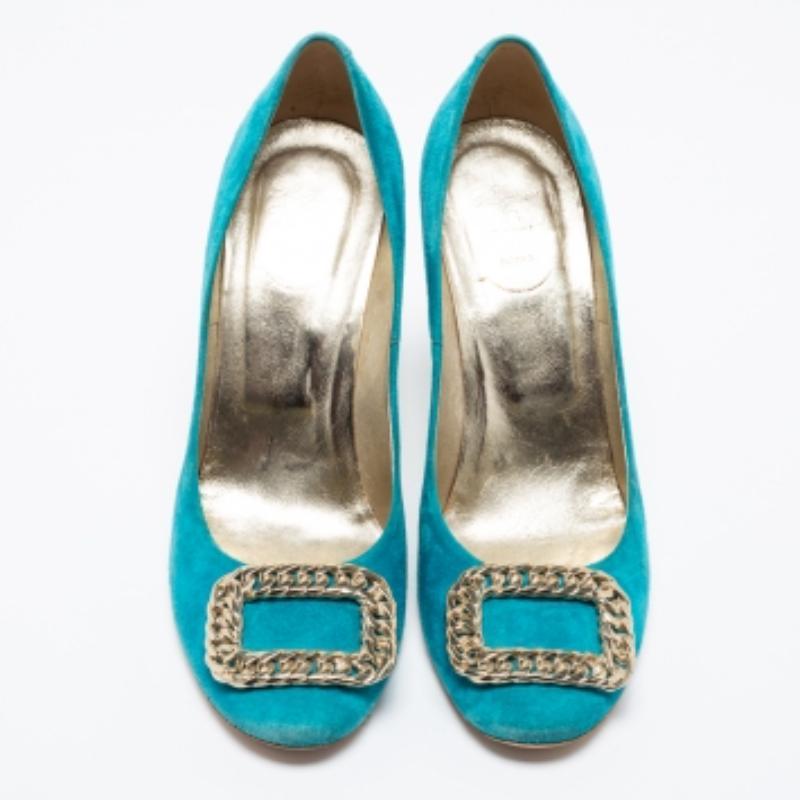Roger Vivier es conocido por sus elegantes diseños, y su marca es sinónimo de opulencia, feminidad y elegancia. Estos zapatos de salón están confeccionados en ante en un tono azul turquesa, con una silueta de punta redonda realzada por los adornos