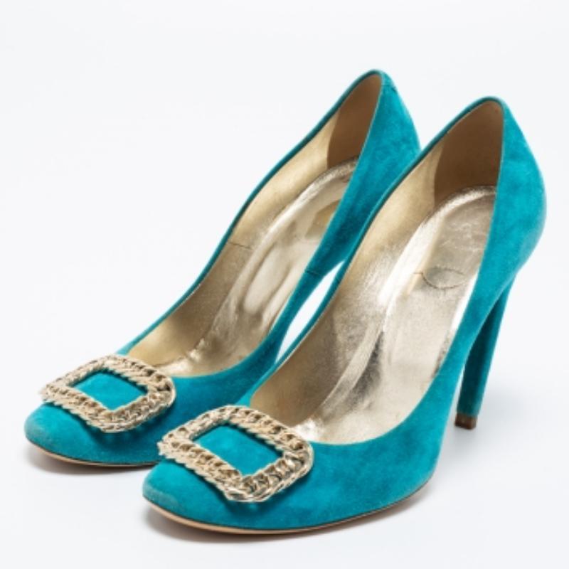 Roger Vivier Bombas de punta redonda con detalle de cadena de ante azul turquesa Talla 38.5 en Bastante bueno estado para la venta en Dubai, Al Qouz 2