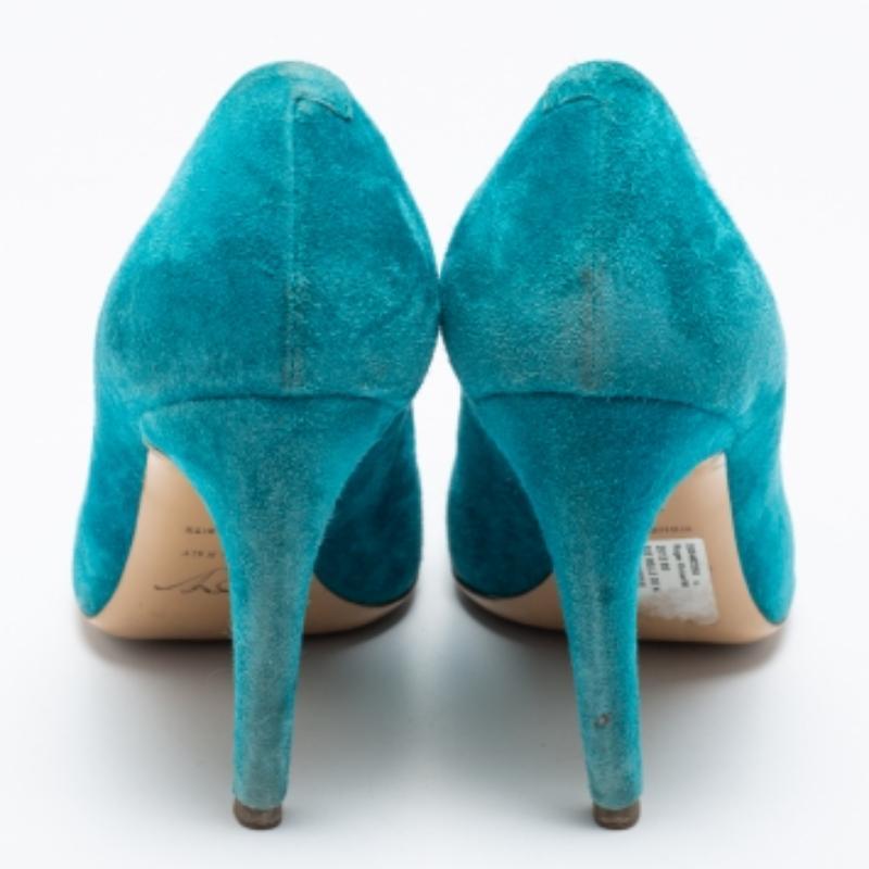Roger Vivier Bombas de punta redonda con detalle de cadena de ante azul turquesa Talla 38.5 en venta 2