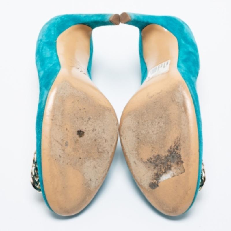 Roger Vivier Bombas de punta redonda con detalle de cadena de ante azul turquesa Talla 38.5 en venta 3