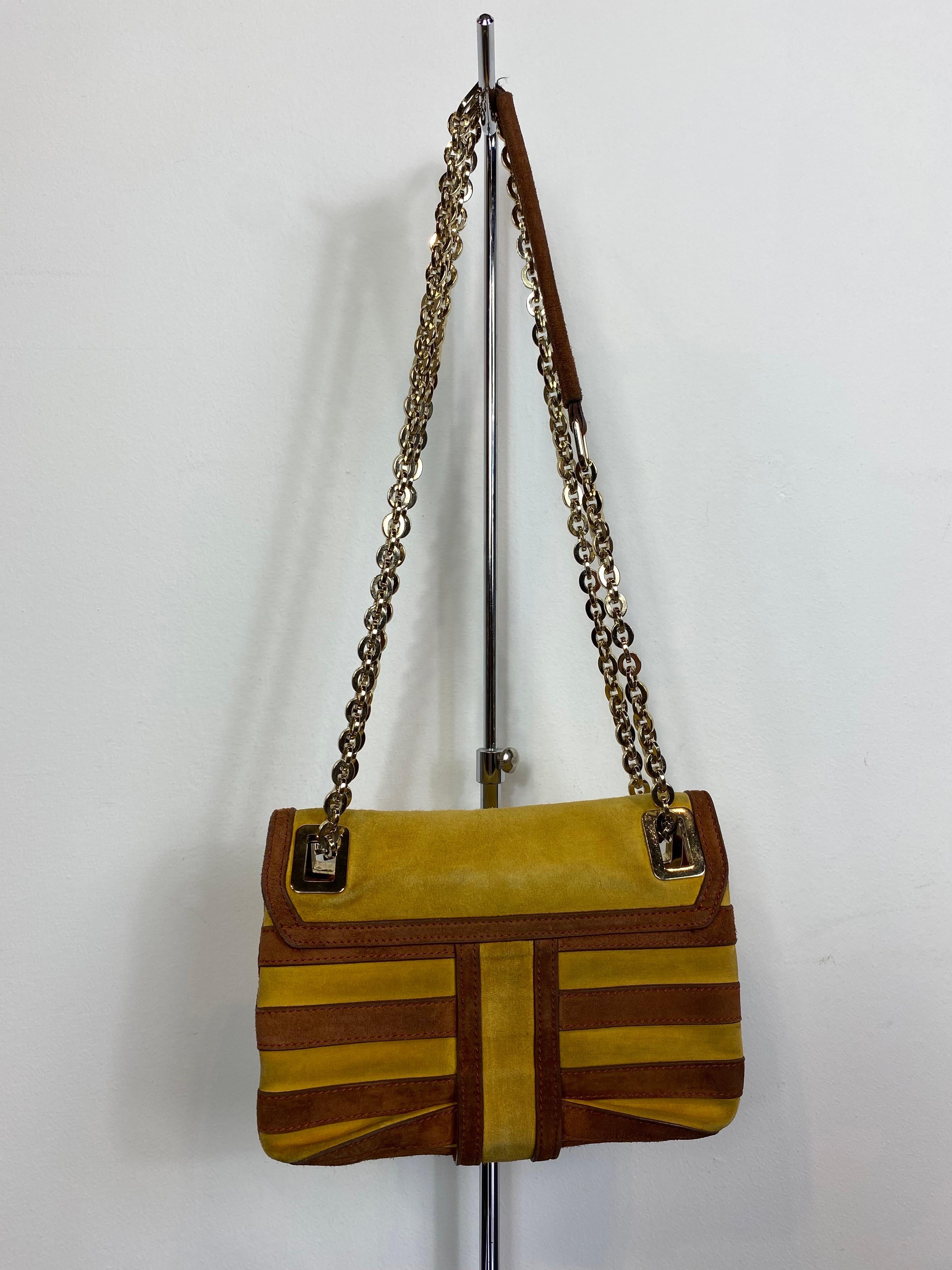 Roger Vivier Vintage shoulder bag in mustard and tan striped suede In Good Condition For Sale In Carnate, IT