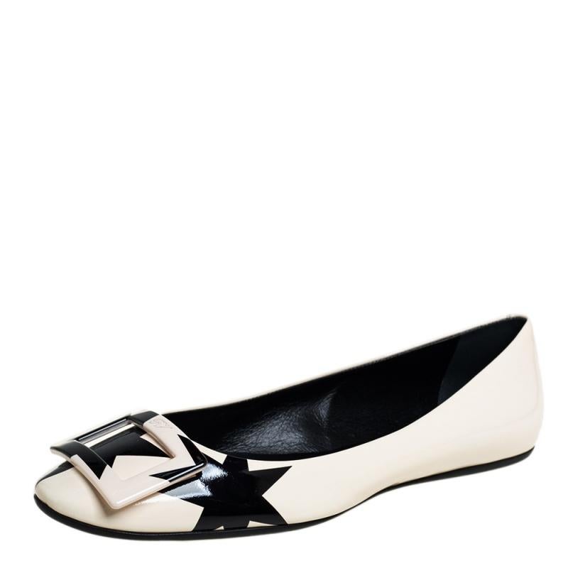 Walk with style and comfort in these ballet flats from Roger Vivier. Crafted from patent leather, these flats carry round toes, leather insoles, and buckle details on the uppers. They are complete with star motifs on the exterior.

