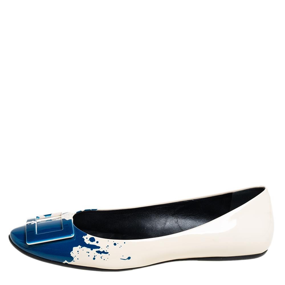Walk with style and comfort in these ballet flats from Roger Vivier. Crafted from patent leather, these flats carry round toes, leather insoles, and buckle details on the uppers. They are complete with splashes of blue hue on the