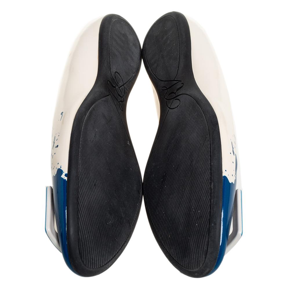 Roger Vivier White/Blue Splash Patent Leather Ballet Flats Size 40 In Good Condition In Dubai, Al Qouz 2