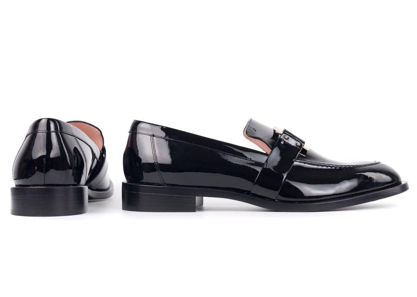 With gold-tone buckle detailing and a slight block heel, these loafers perfectly captures Roger Vivier’s immaculately polished aesthetic. Crafted in Italy from glossy patent leather, the slip-on shoe will lend a sophisticated finish to everyday