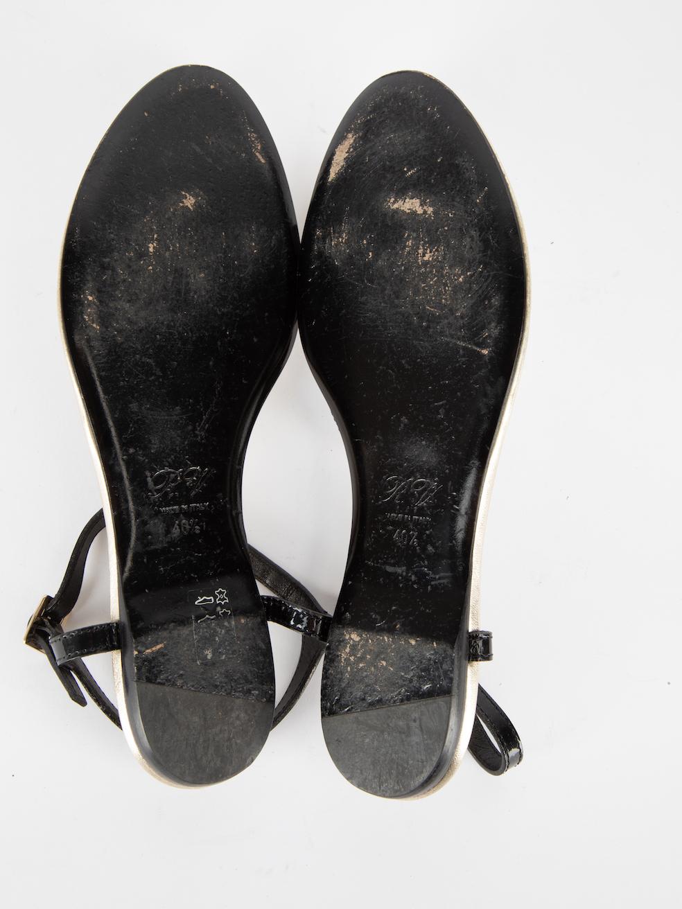 Beige Roger Vivier Sandales plates à bouts pointus en vernis noir pour femmes en vente