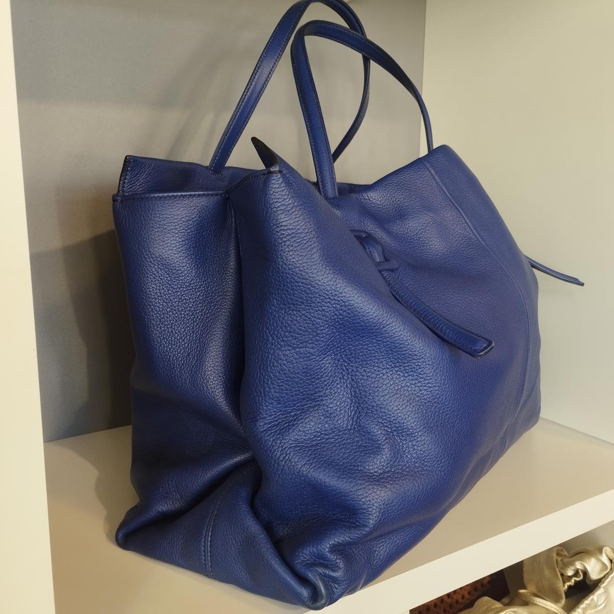 XXL Bag
Soft leather
Blue color
Two handles
Double internal compartment divided by zip pocket
Iternal zip pocket
Cm 46 x  28 x 18 (18,11 x 11 x 7 inches)
Free Express shipping via Fedex or DHL
