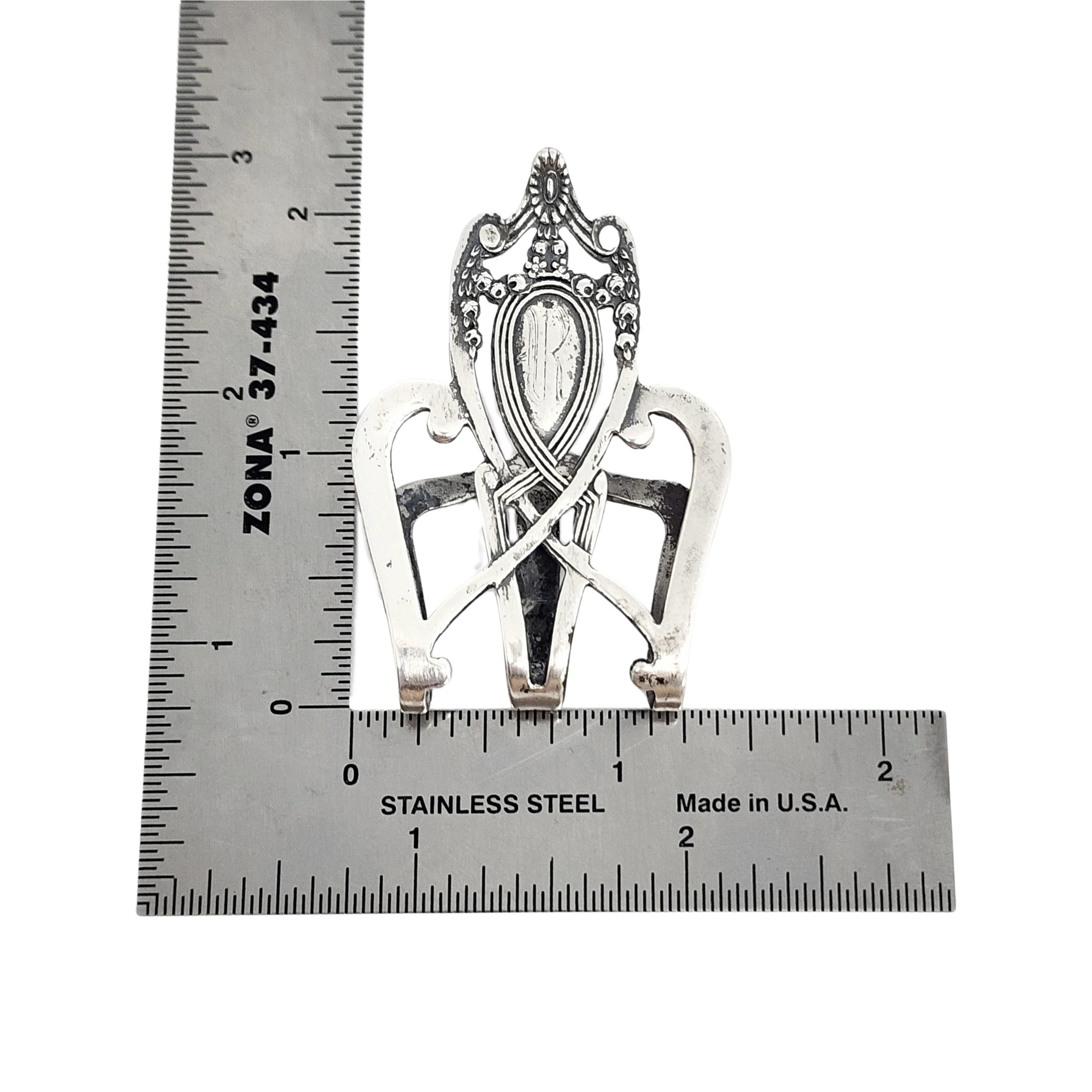Rogers Lunt & Bowen Monticello 51 Sterling Silver Napkin Clip with Monogram In Good Condition For Sale In Washington Depot, CT