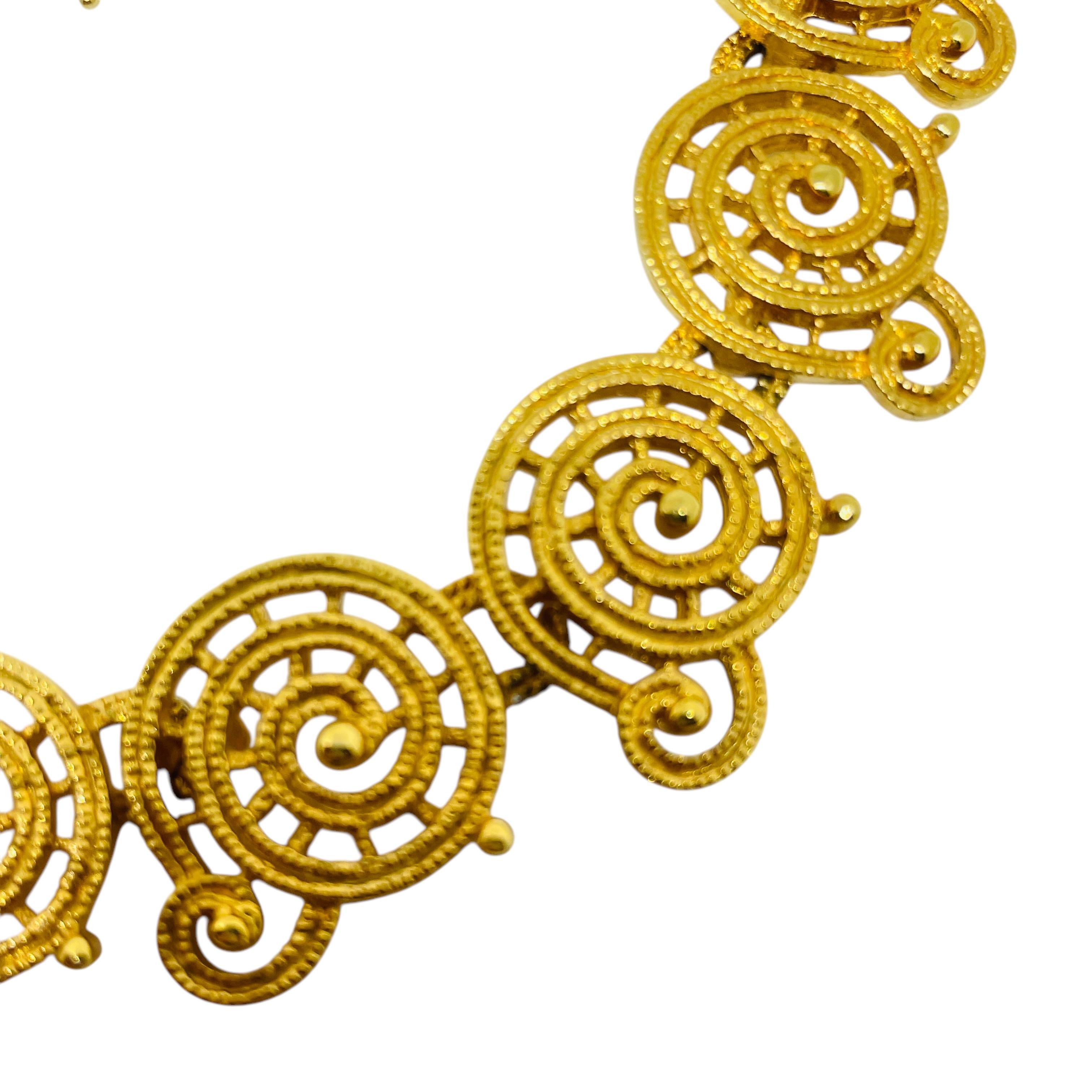 DETAILS

• signed ROGET TM

• gold tone 

• vintage designer necklace 

MEASUREMENTS

•

CONDITION

• very good vintage condition with minimal signs of wear

Sku 51

❤️❤️ VINTAGE DESIGNER JEWELRY ❤️❤️

❤️❤️ ALEXANDER’S BOUTIQUE ❤️❤️