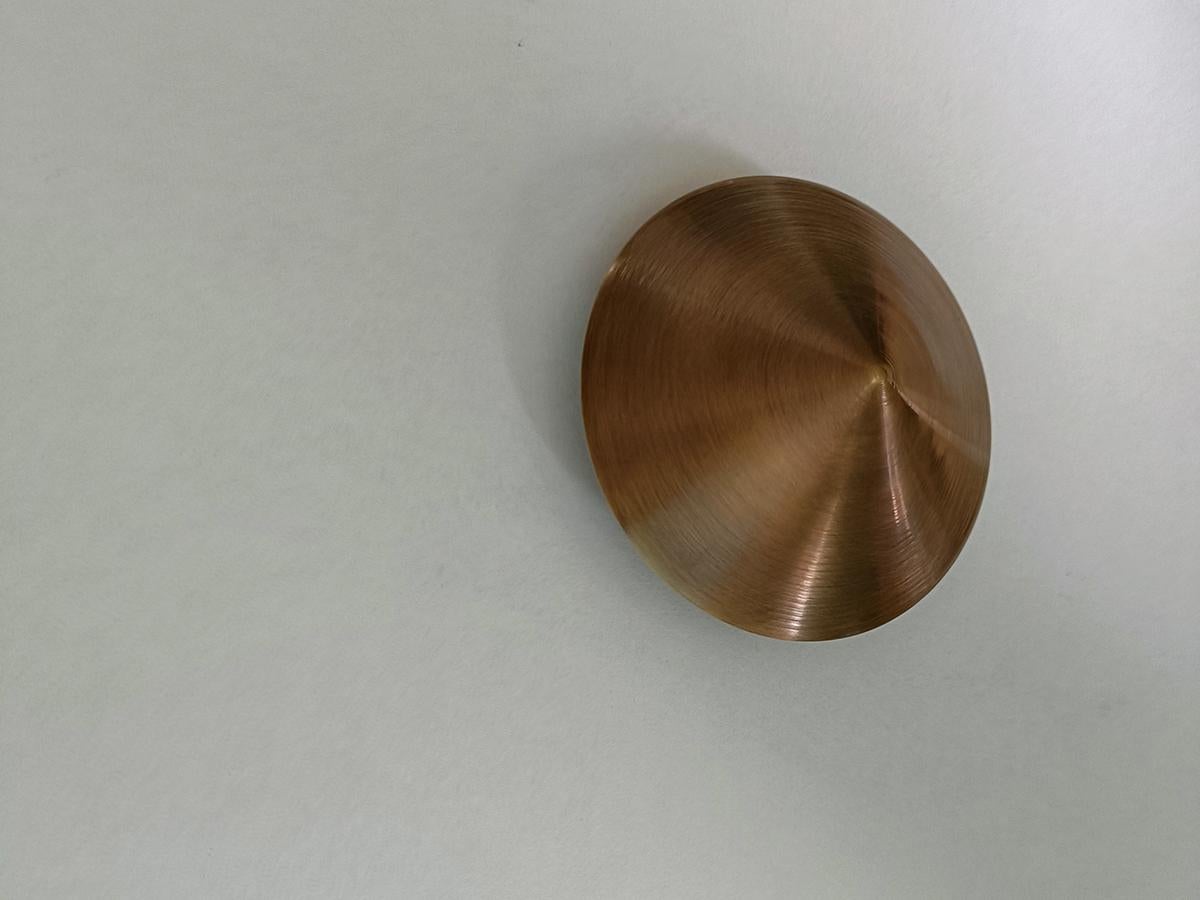 Roggi - applique minimalista in ottone massiccio, con patina bronzata.

Diametro: 10 cm (3,9