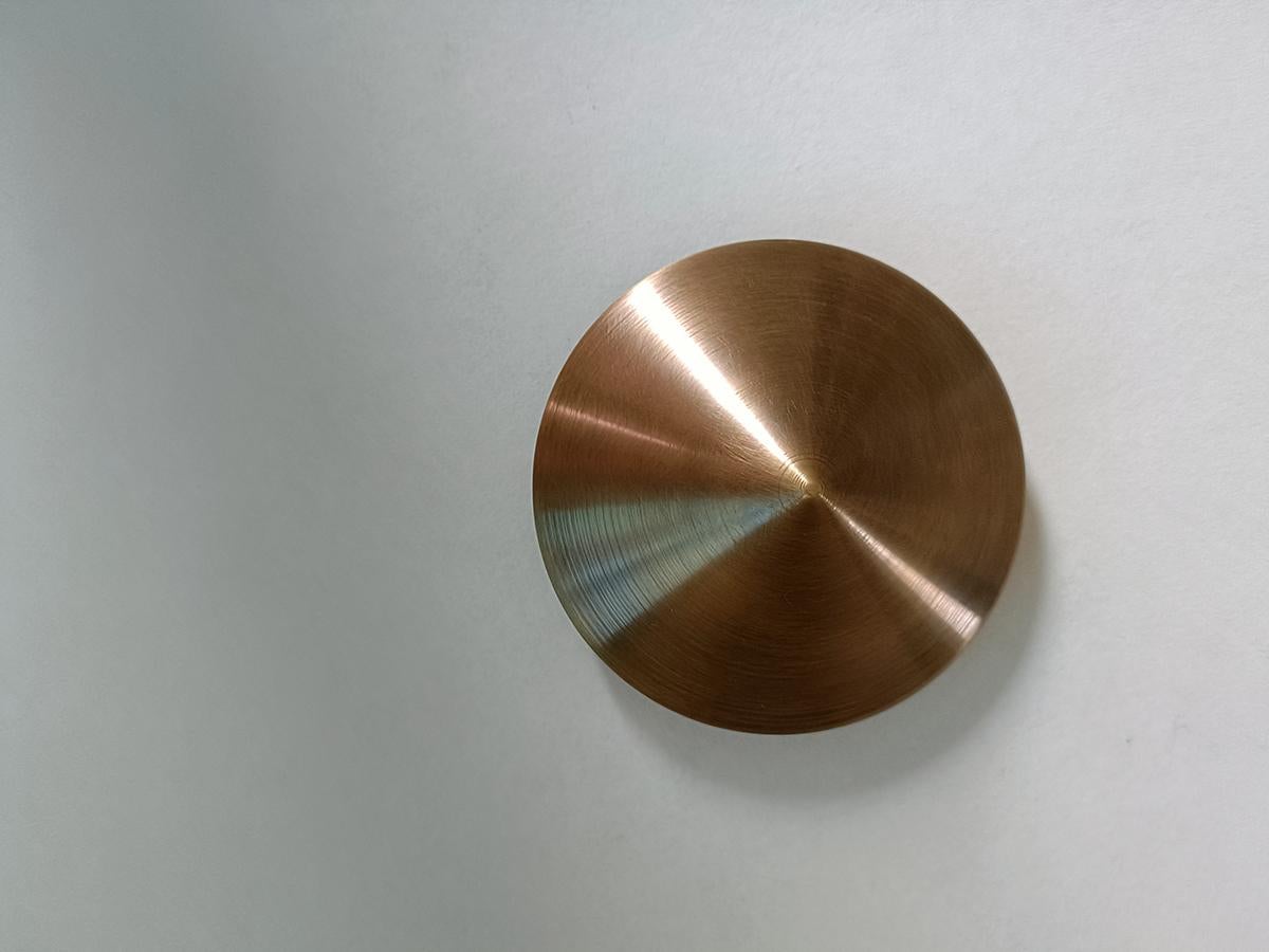 XXI secolo e contemporaneo Roggi - Applique minimalista in ottone massiccio di Candas Design in vendita