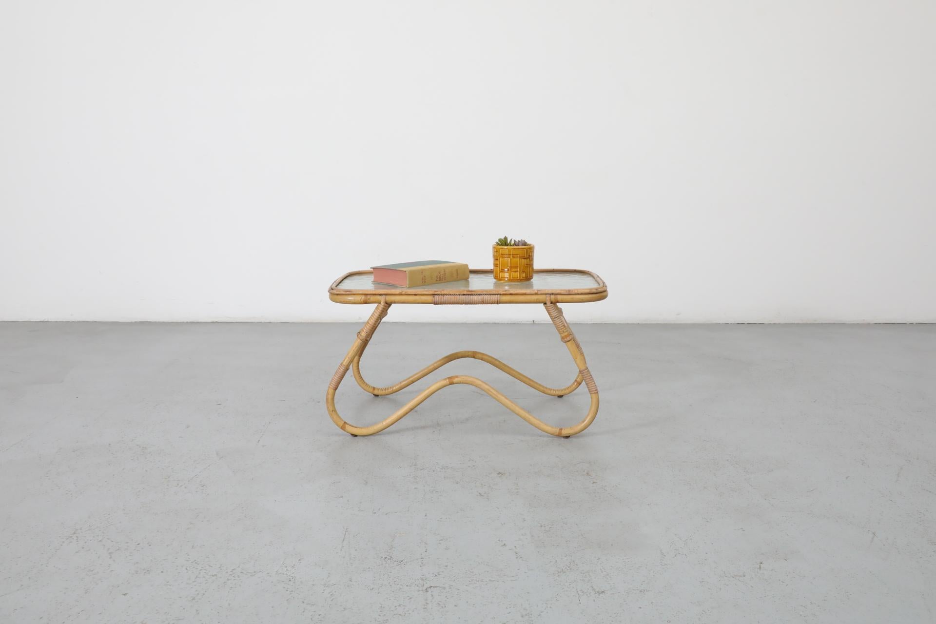 Table d'appoint ou d'appoint en bambou Rohe Noordwolde (attr) du milieu du siècle, avec plateau en verre texturé et cadre en forme d'arc de cercle. Une conception magistrale avec un merveilleux équilibre entre la structure et la forme abstraite. Il