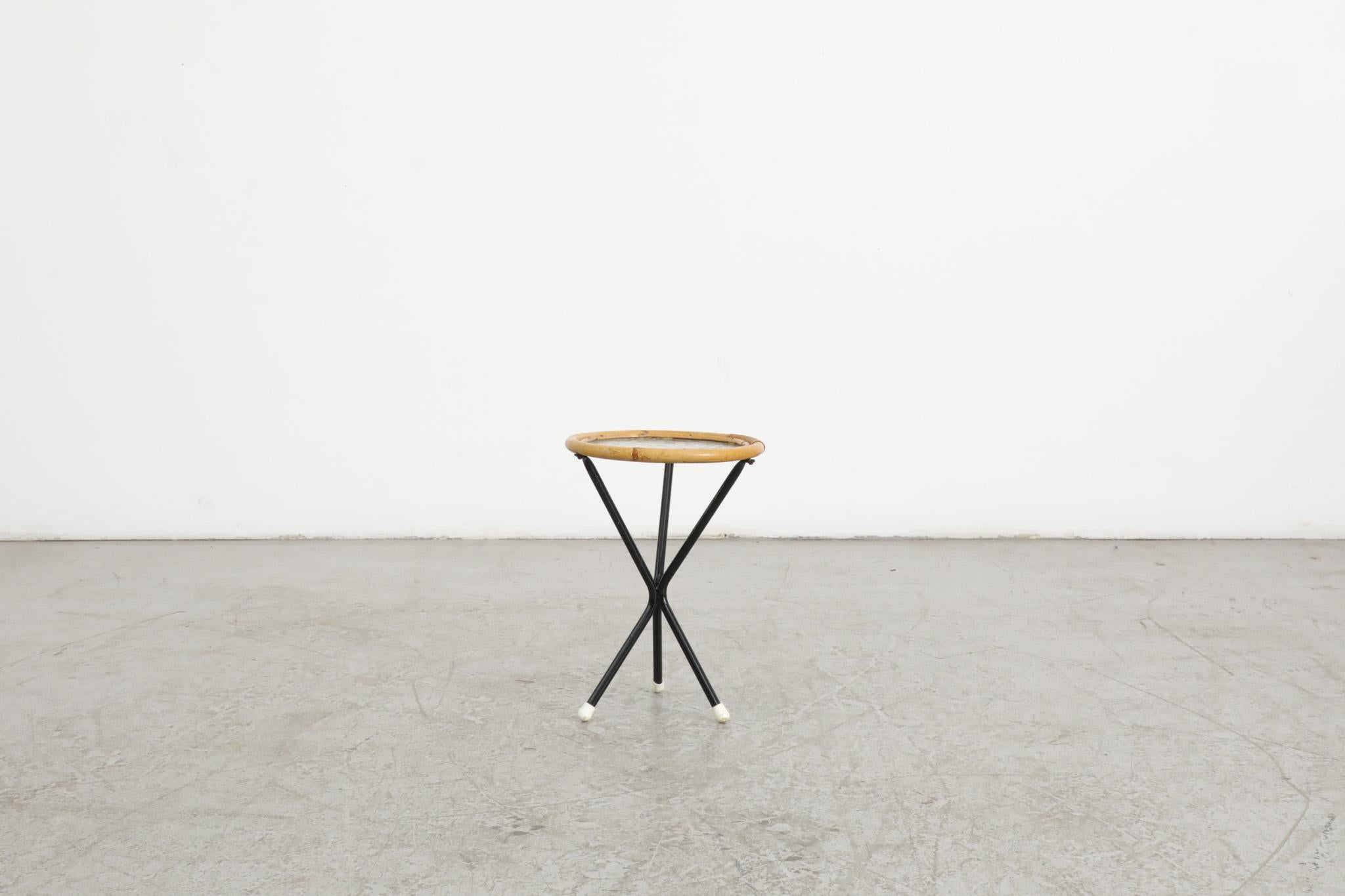 Rohe Noordwolde mini table d'appoint en bambou avec verre texturé et pieds en métal émaillé noir. En état d'origine, avec des pieds en plastique blanc et quelques usures dues à l'âge et à l'utilisation. 