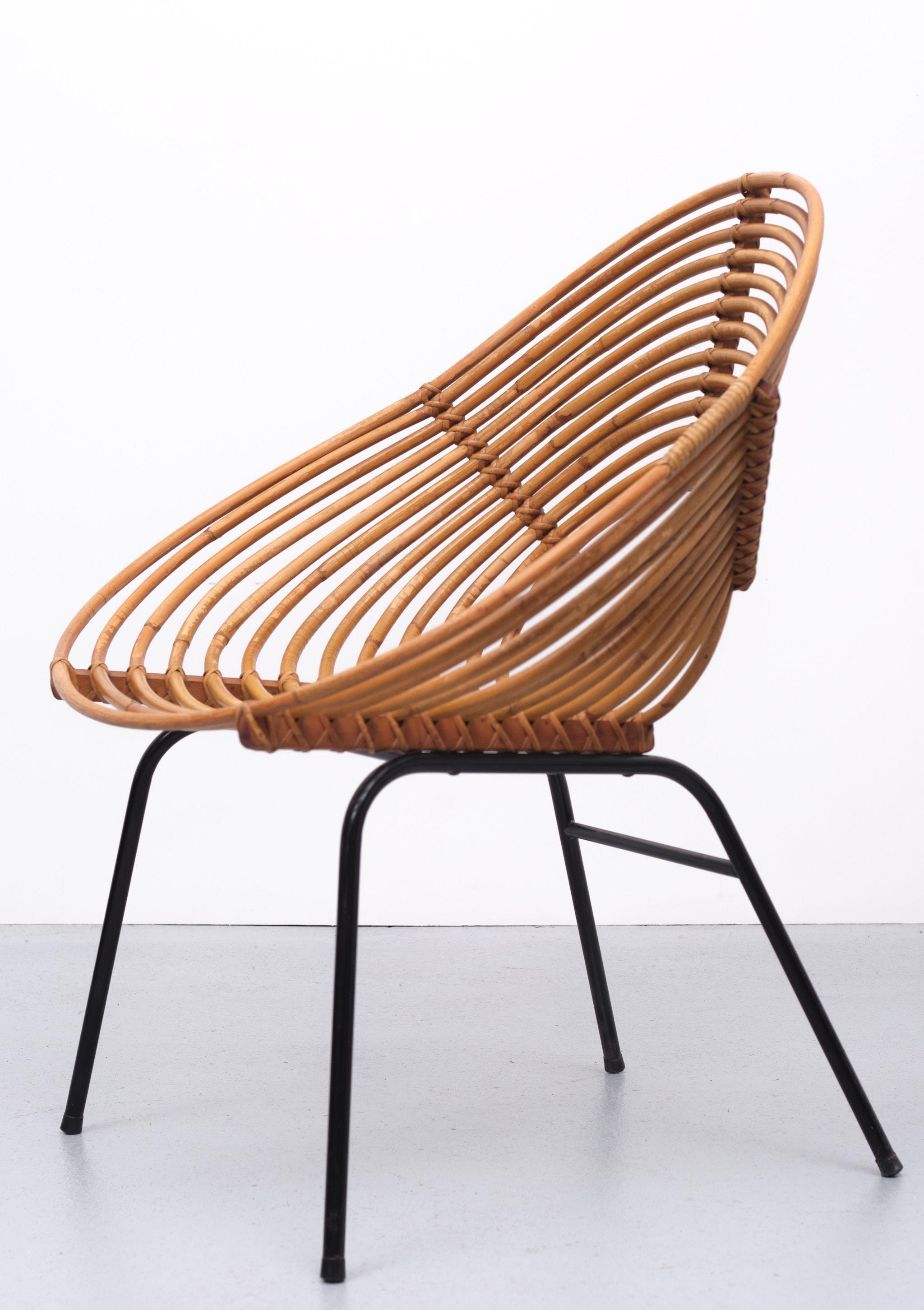 Love this rare Design Balloon Chair just some strips of Wicker,
on a Black Metal tube base. So good and simple Design. Manufactured by 
Rohe Noordwolde design dirk van sliedrecht 1950s Good Condition. 
 