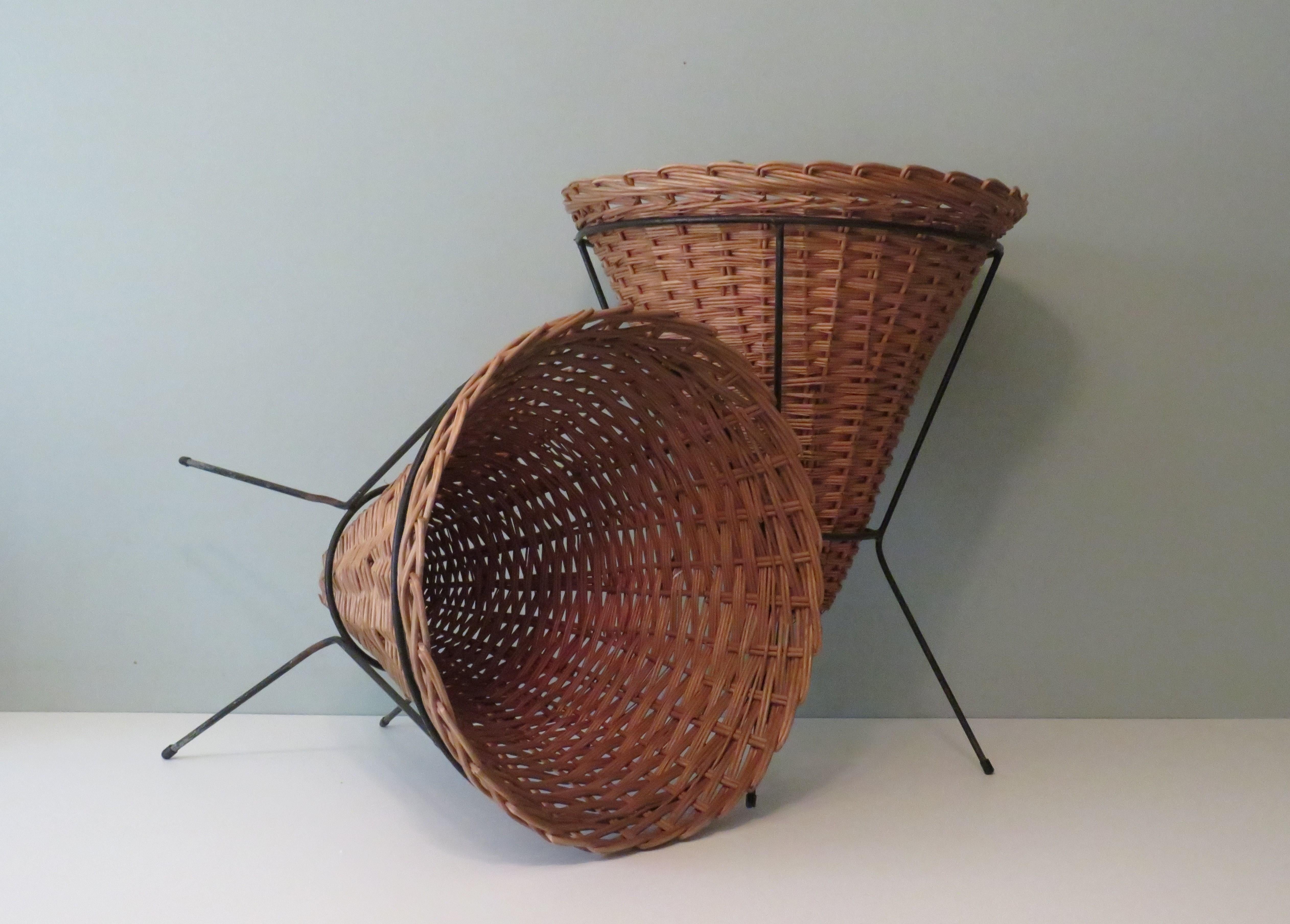 The display baskets were manufactured by Rohé & Noordwolde around 1960 in the Netherlands after a design by Dirk Van Sliedrecht. They are removable from the black metal frames.
They have a diameter of 53 cm and a height of 65 cm and are stackable.