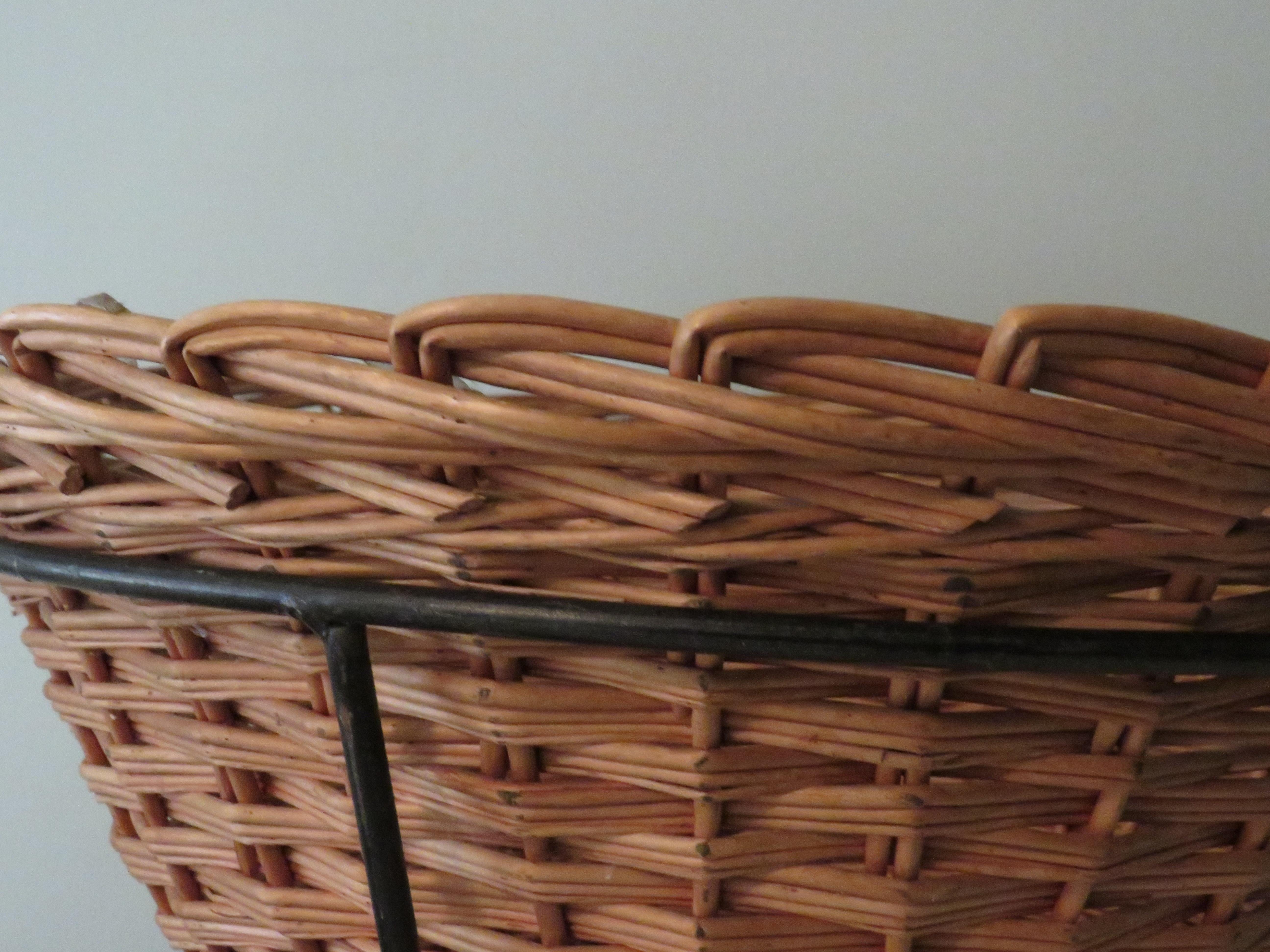 Rohé & Noordwolde, set of 2 wicker display baskets in metal base. In Good Condition In Herentals, BE