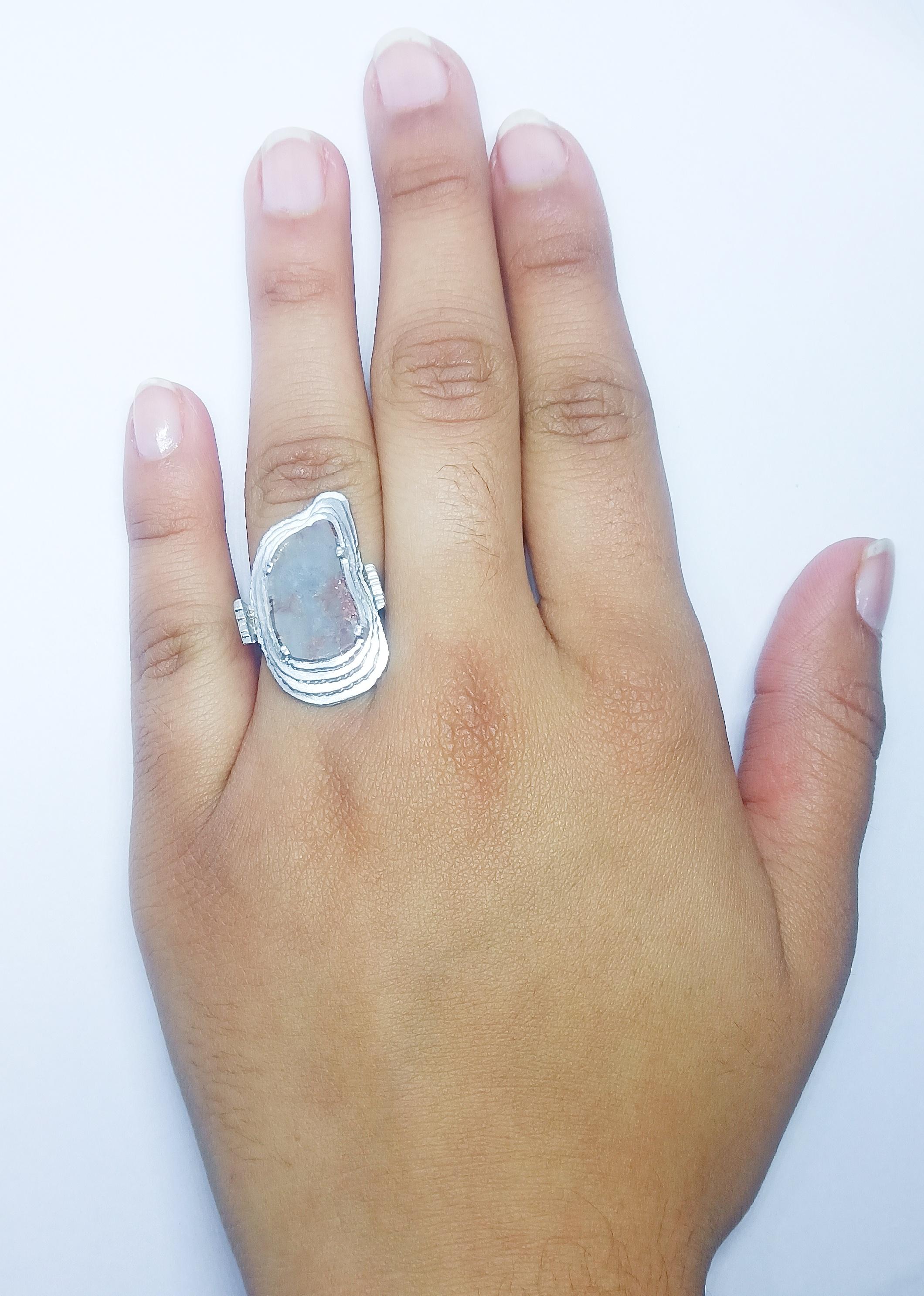 Contemporary Grey Diamond Slice One of a Kind 18 Karat White Gold Fashion Ring For Sale 7