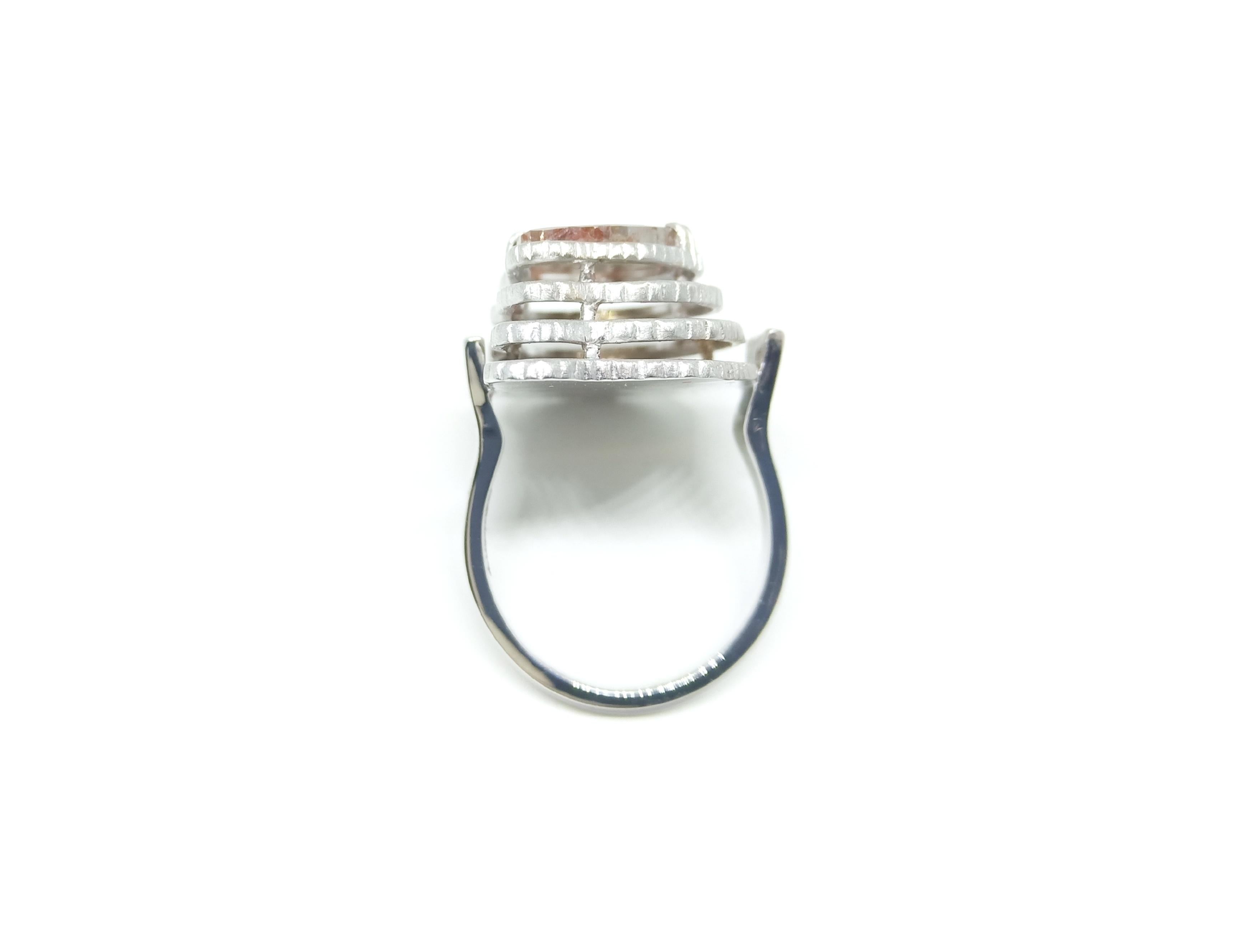 Contemporary Grey Diamond Slice One of a Kind 18 Karat White Gold Fashion Ring For Sale 1