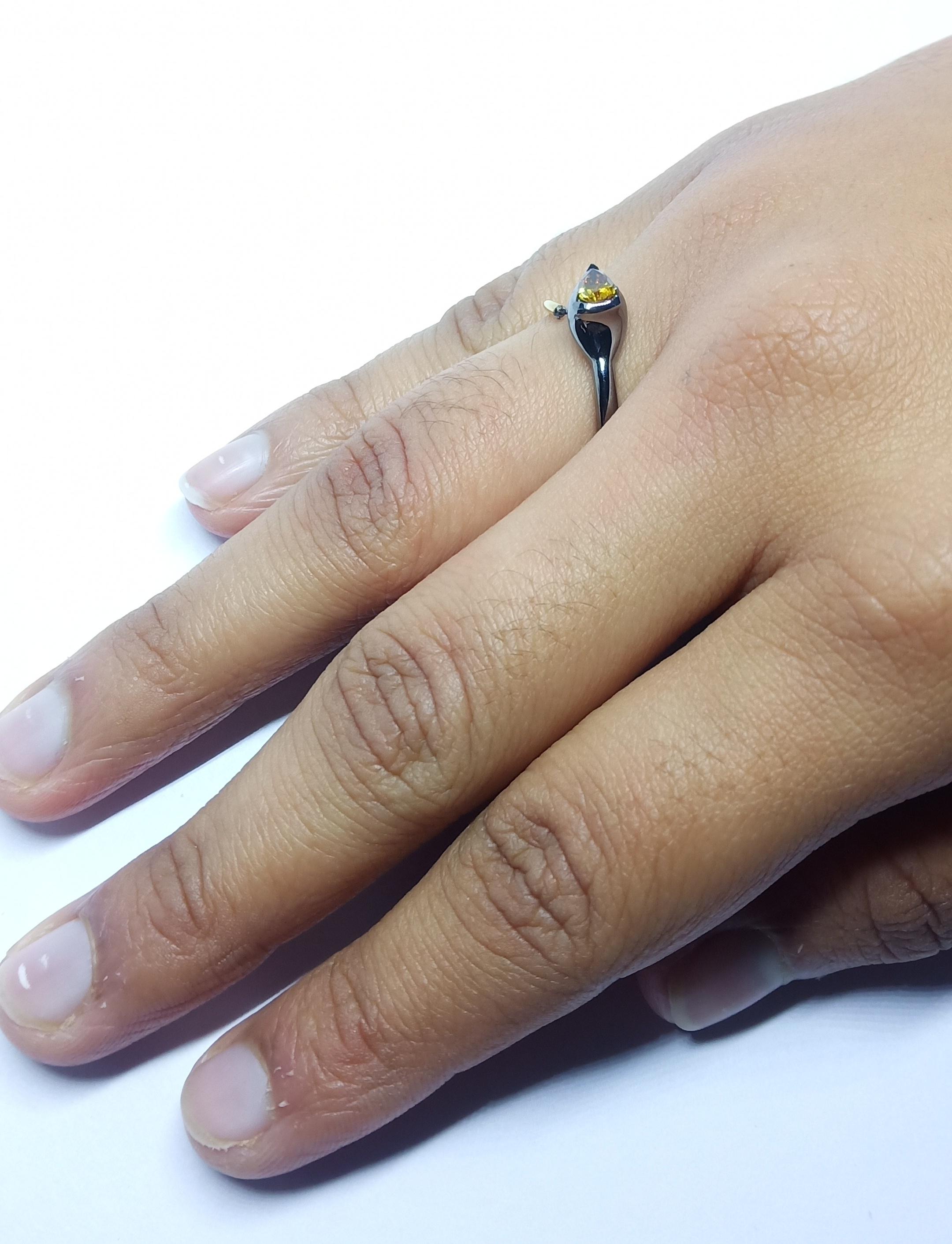 Contemporary One of a Kind Yellow And Black Diamond 18 Karat Gold Ring For Sale 3