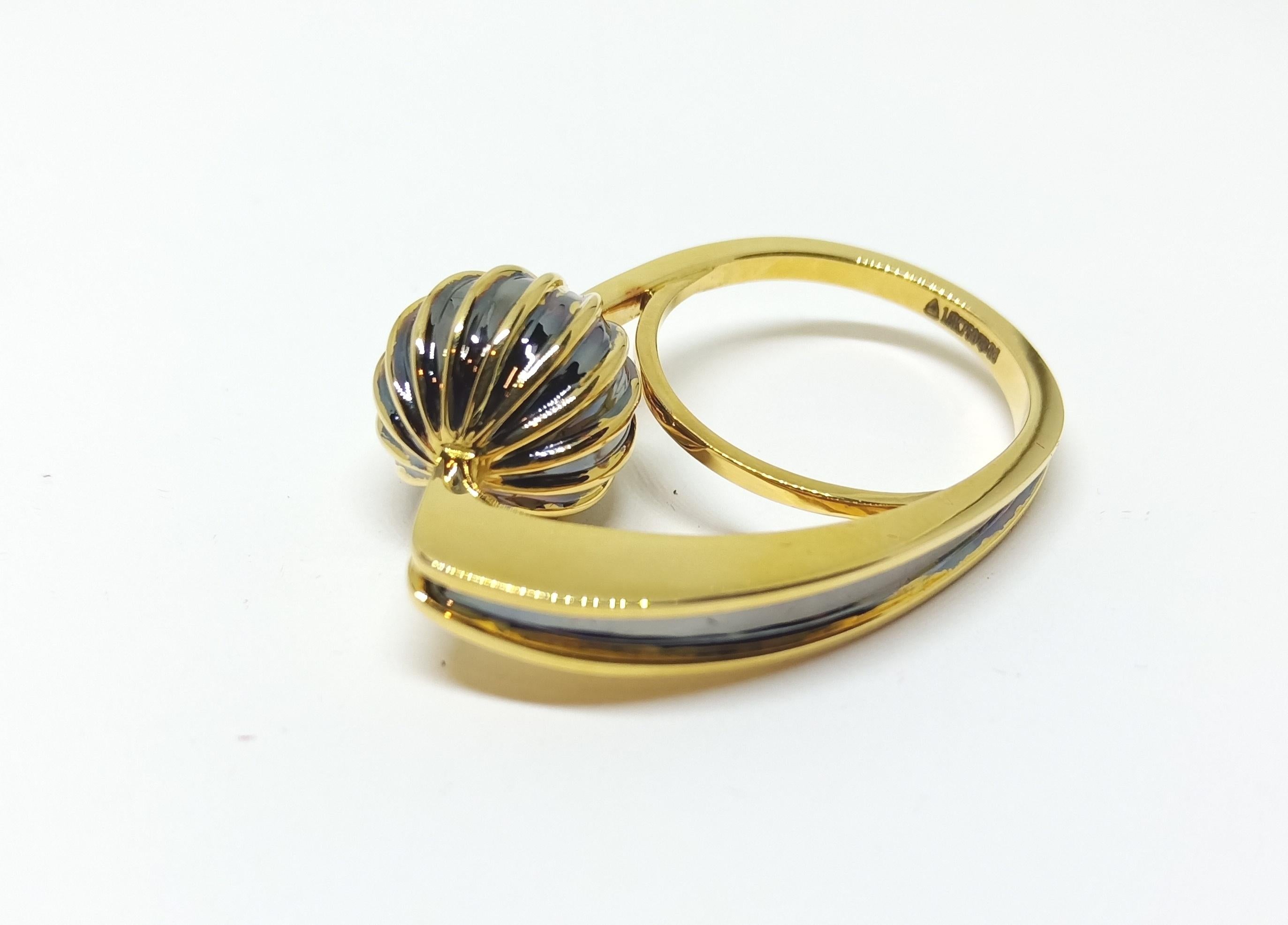 Contemporary One of a Kind 18 Karat Yellow Gold Ring with Round White Diamonds For Sale