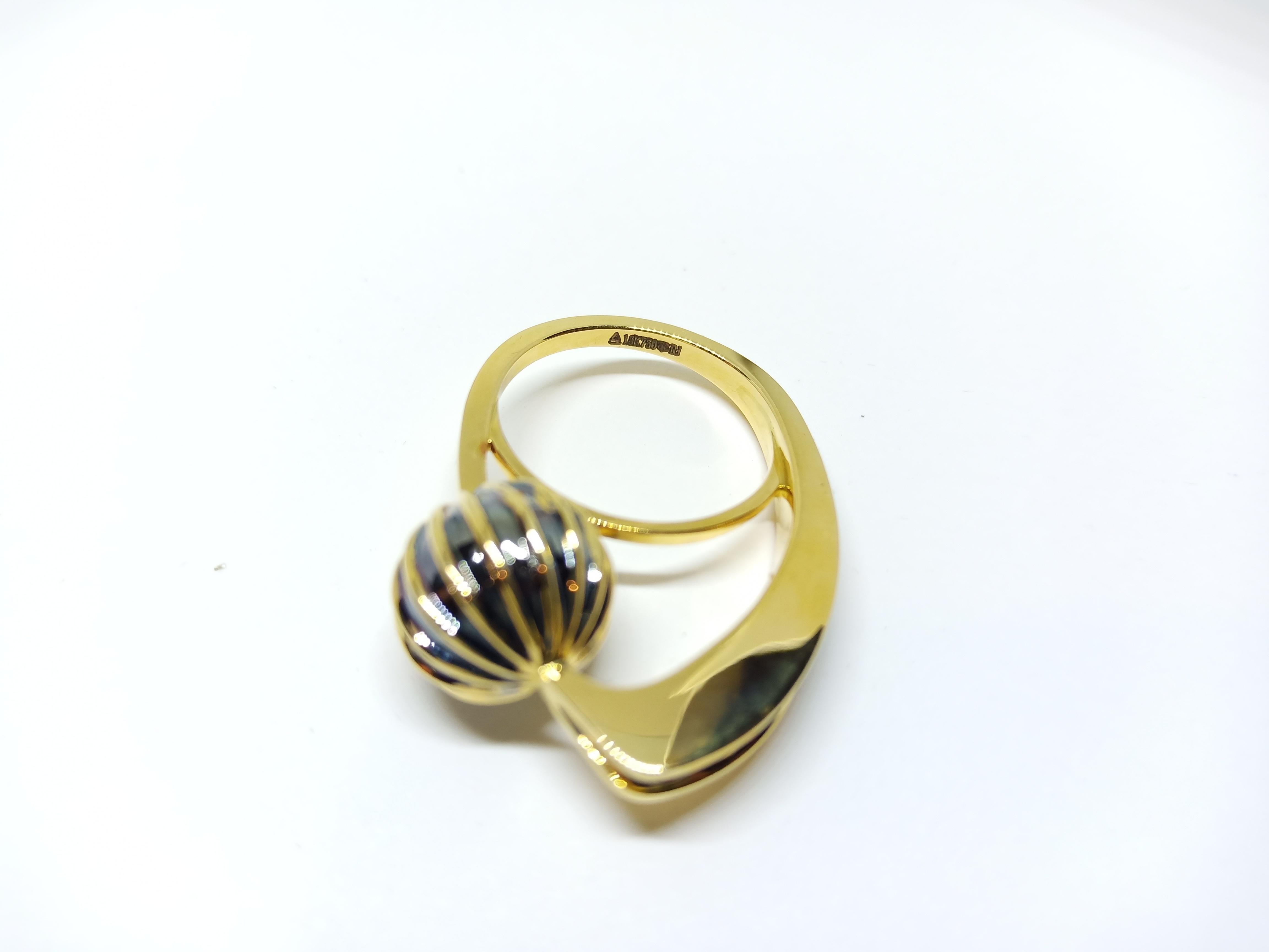 One of a Kind 18 Karat Yellow Gold Ring with Round White Diamonds In New Condition For Sale In NEW DELHI, IN