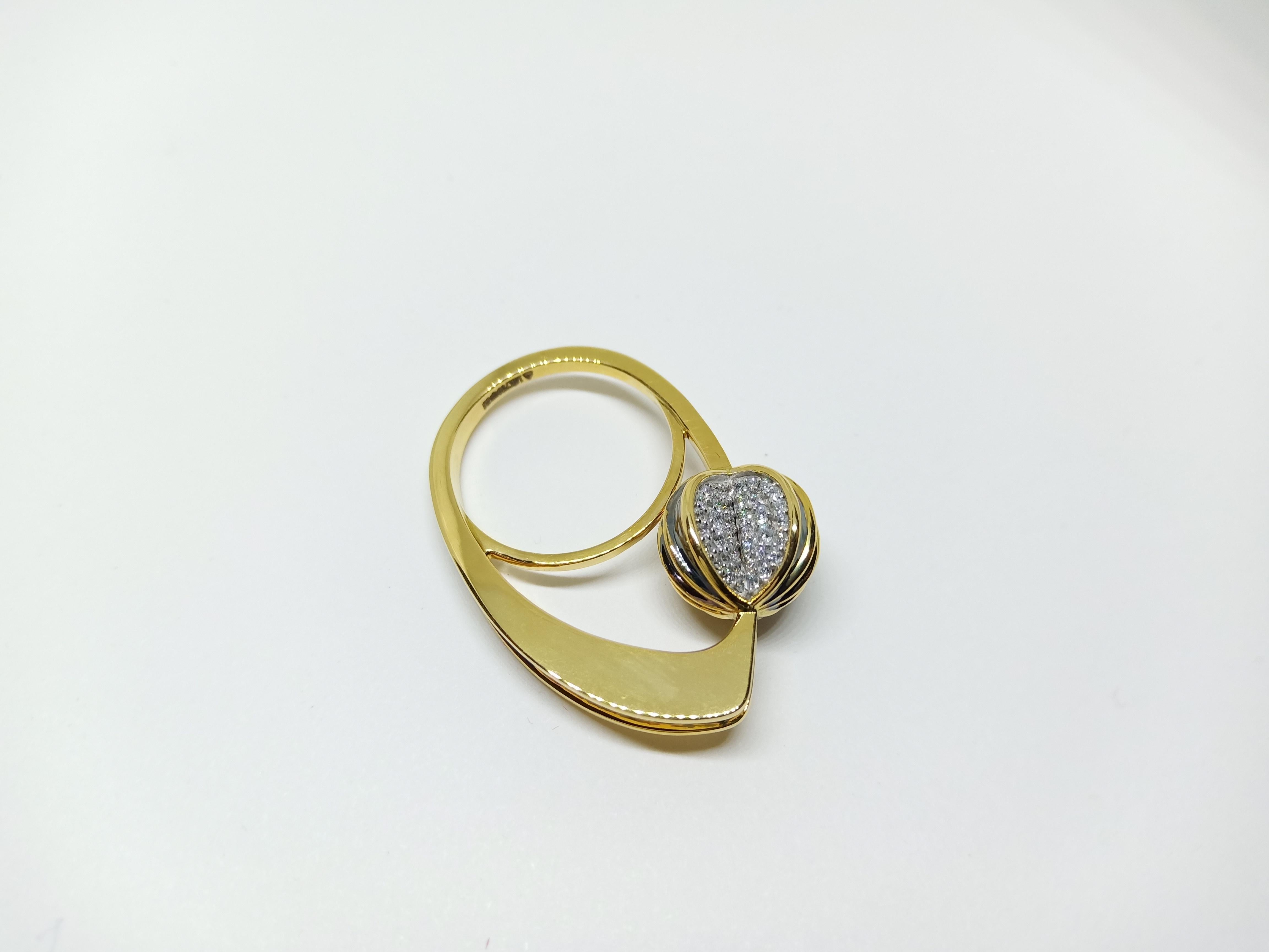 One of a Kind 18 Karat Yellow Gold Ring with Round White Diamonds For Sale 3