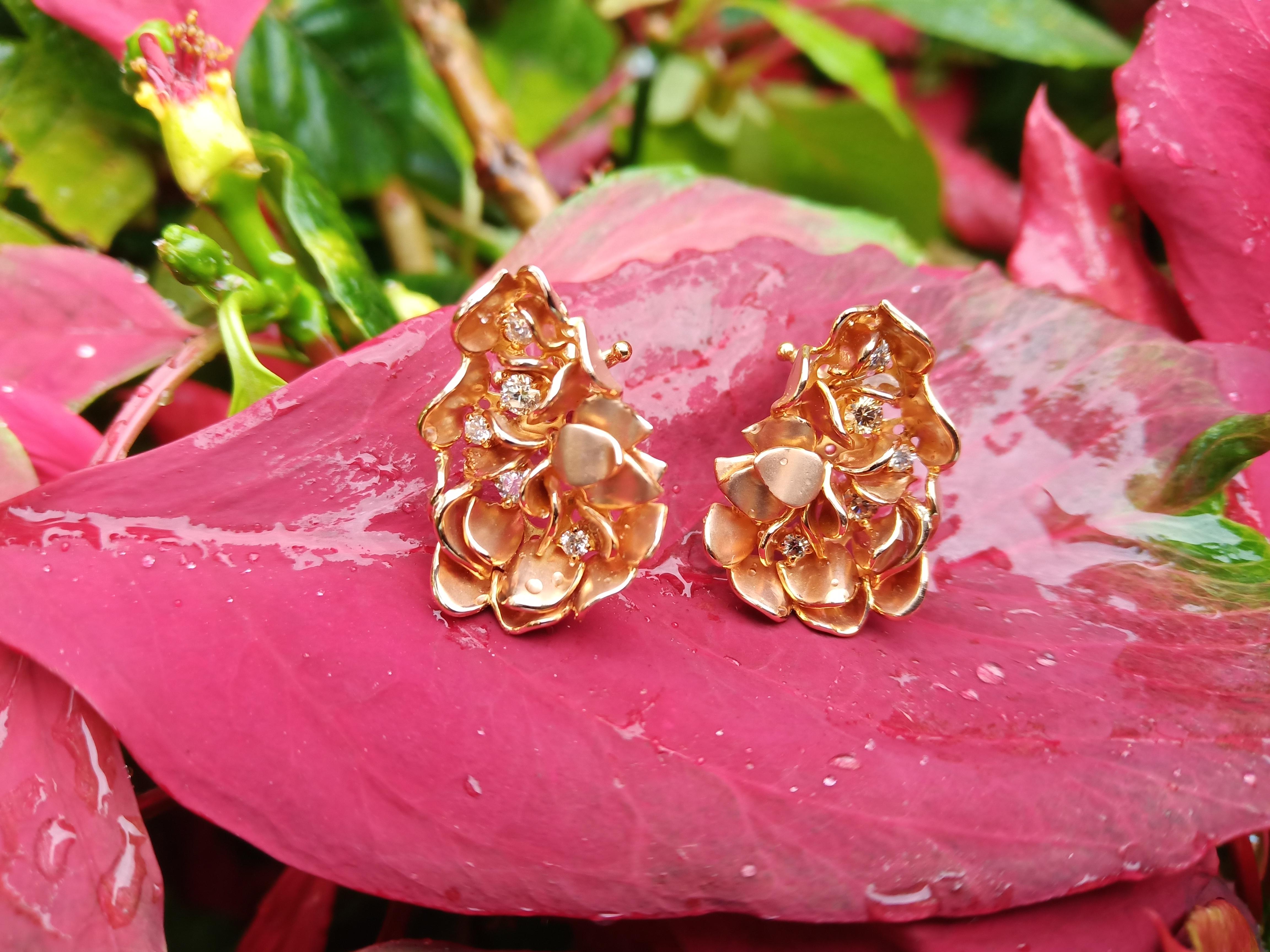 A Palette of Petals creatively set in a pear shaped arrangement with few of them falling of place, intricately finished with glossy edges and dull Yellow Gold surface. This One of A Kind pair of Earrings epitomises Rohit’s penchant to break