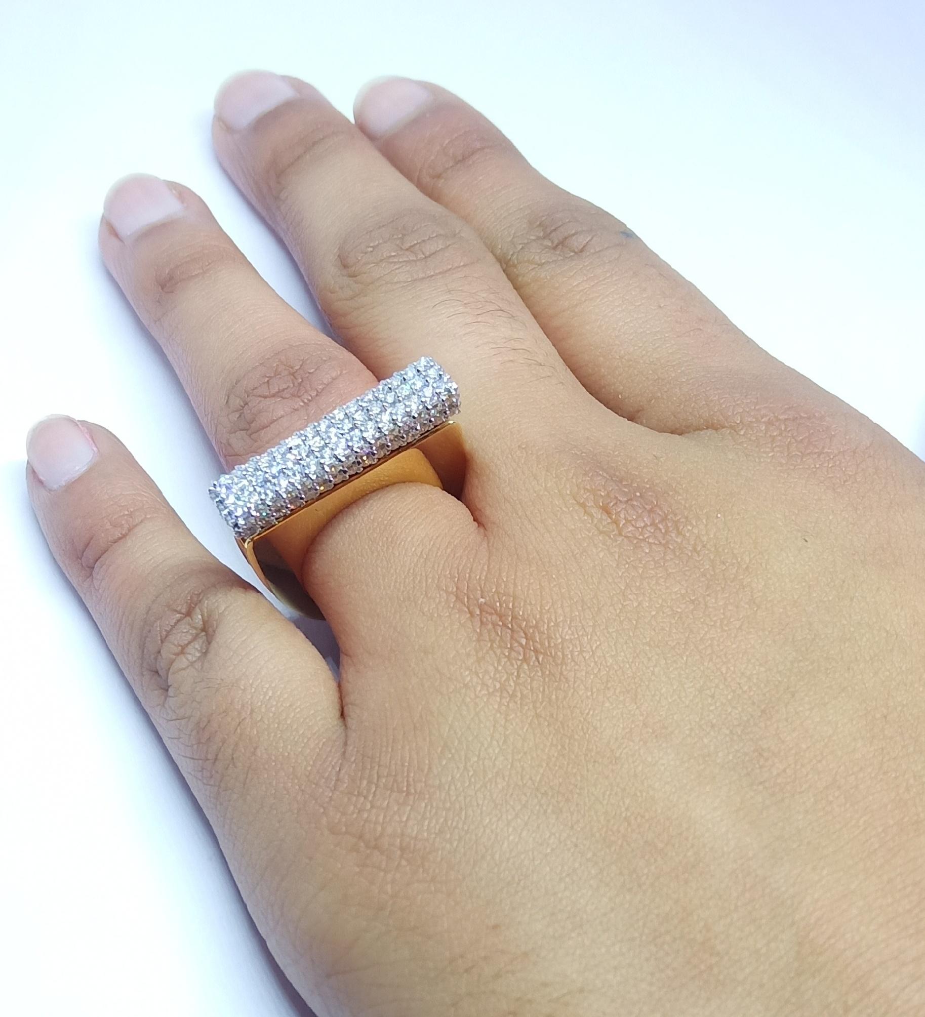 Contemporary One of a Kind Round White Diamond  18 Karat Yellow Gold Ring For Sale 5